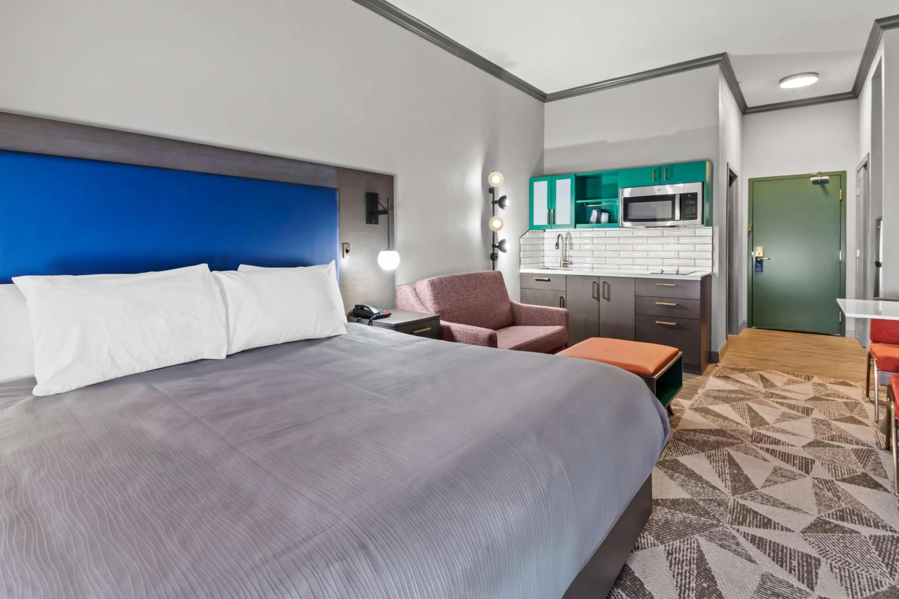 King Suite with Sofa Bed and Kitchenette - Non-Smoking - Photo 1