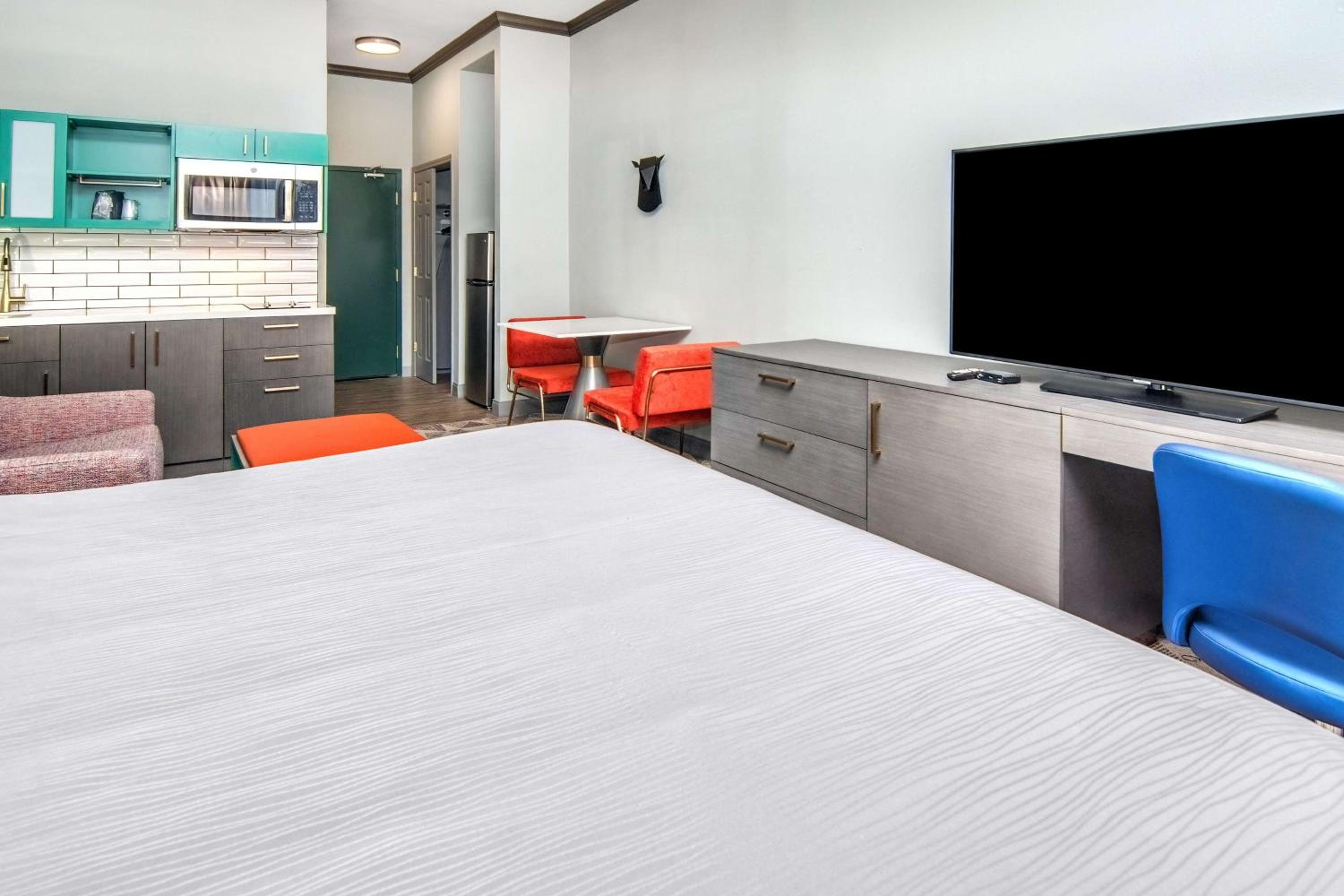 King Suite with Sofa Bed and Kitchenette - Non-Smoking - Photo 3
