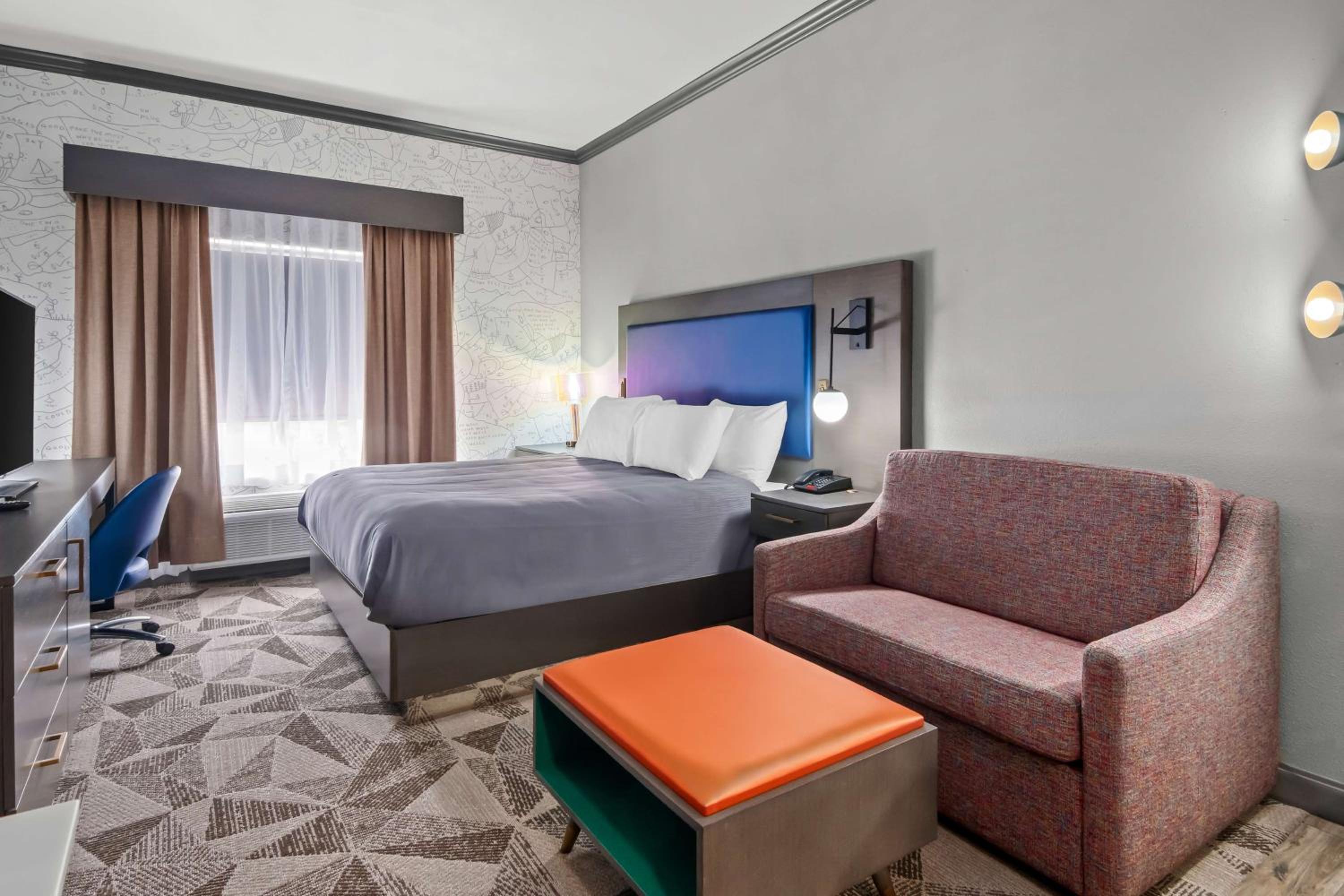 King Suite with Sofa Bed and Kitchenette - Non-Smoking - Photo 5