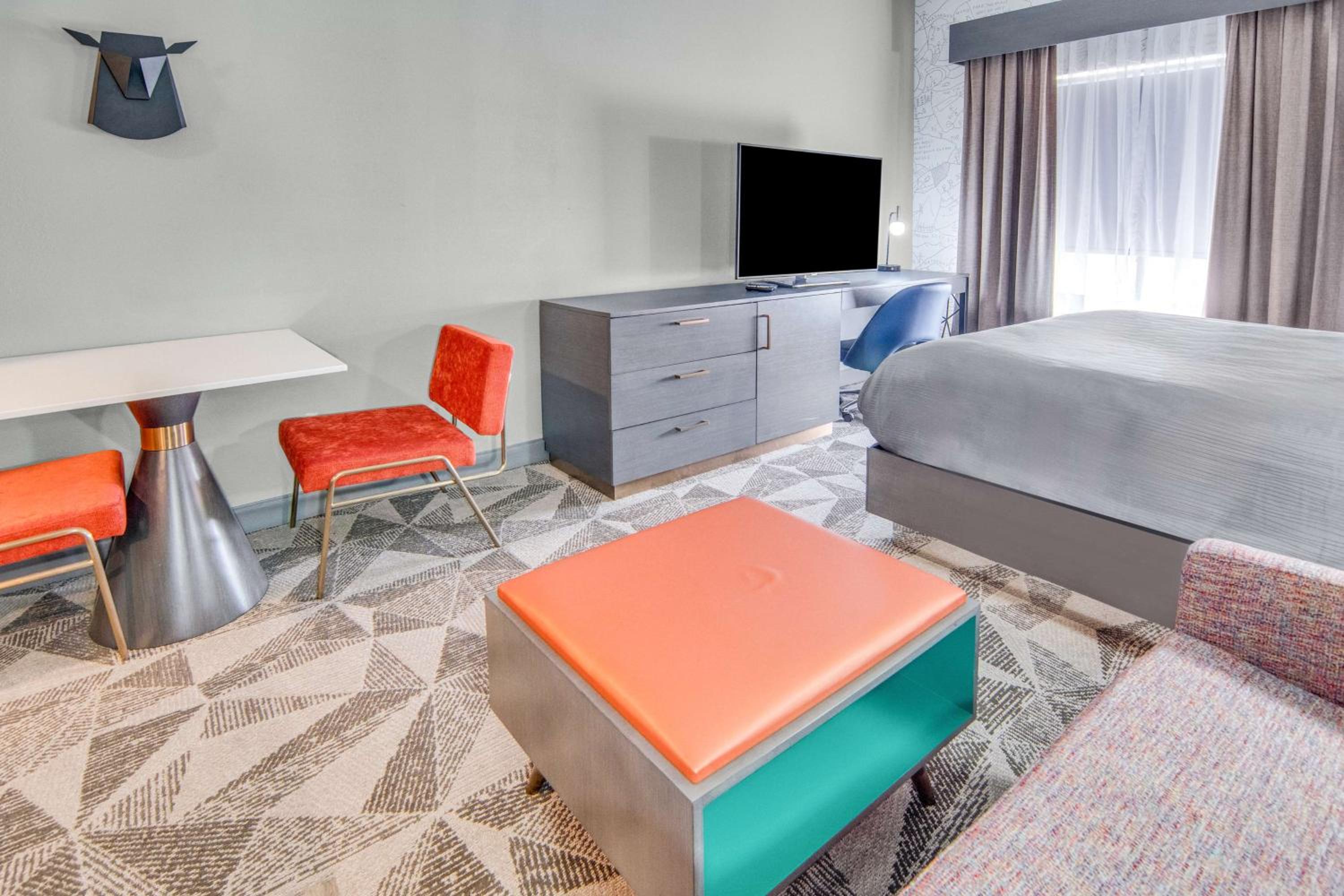 King Suite with Sofa Bed and Kitchenette - Non-Smoking - Photo 4