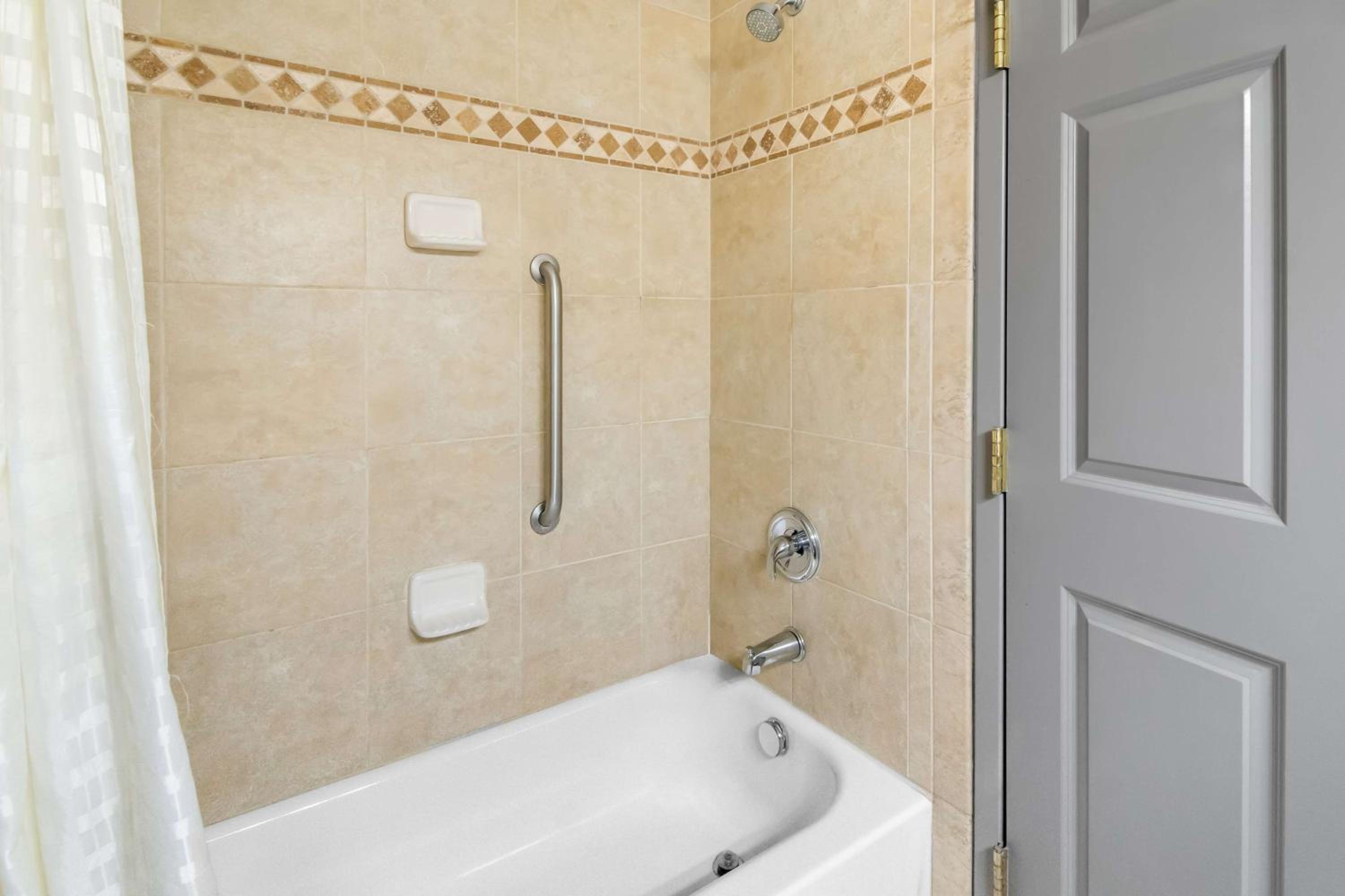 King Suite with Bath Tub and Sofa Bed - Disability/Non-Smoking - Photo 2