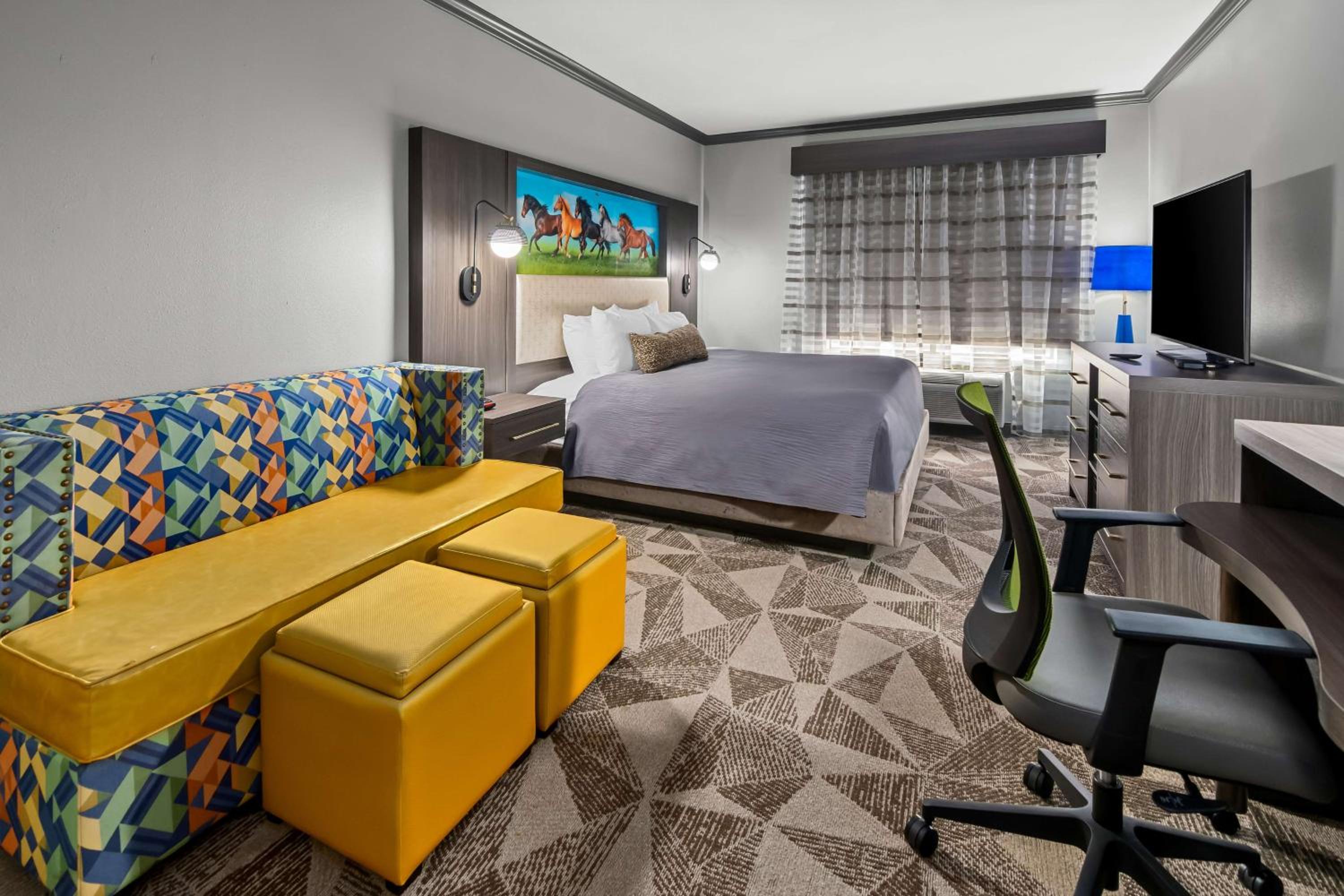 King Suite with Sofa Bed - Non-Smoking - Photo 2