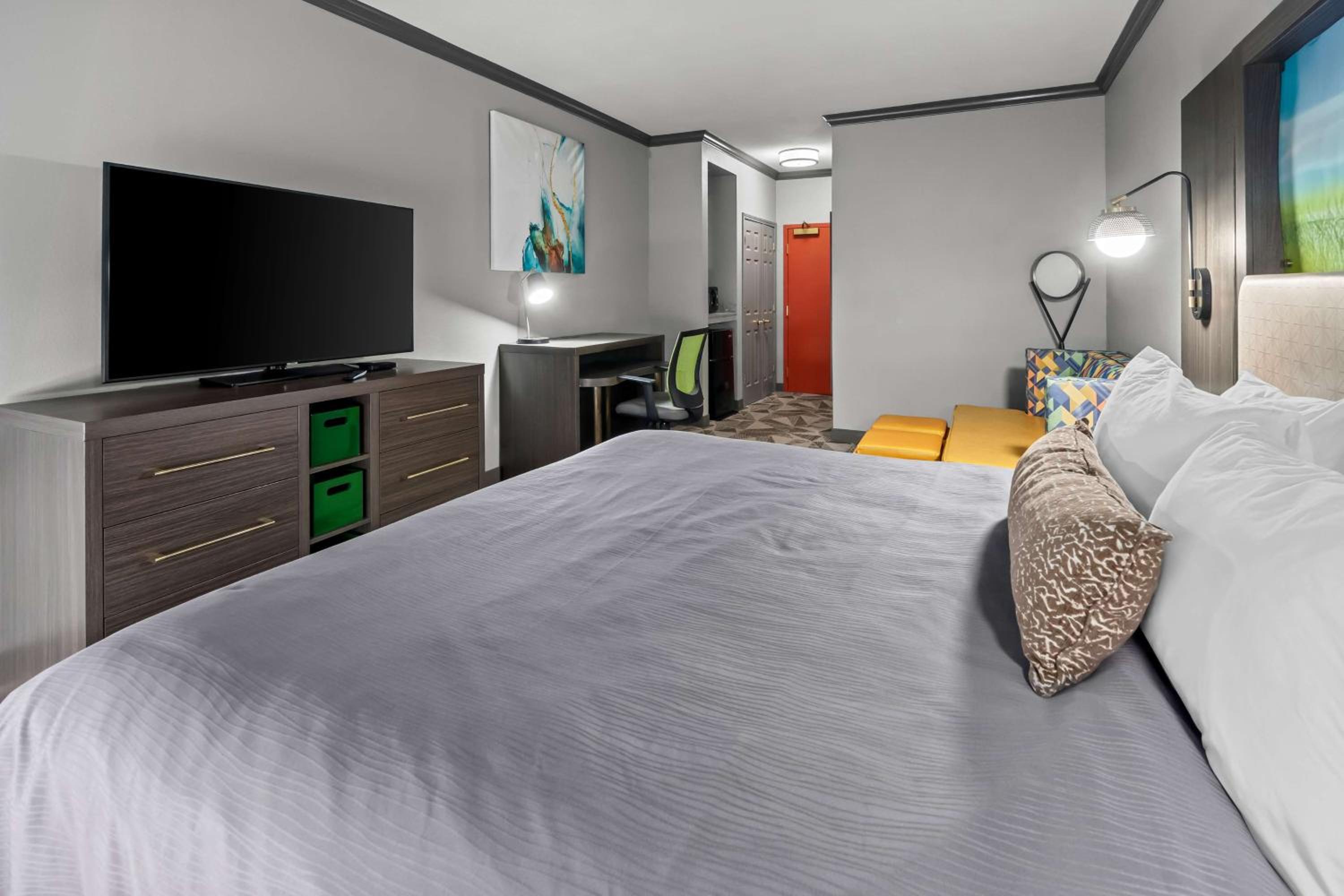 King Suite with Sofa Bed - Non-Smoking - Photo 3