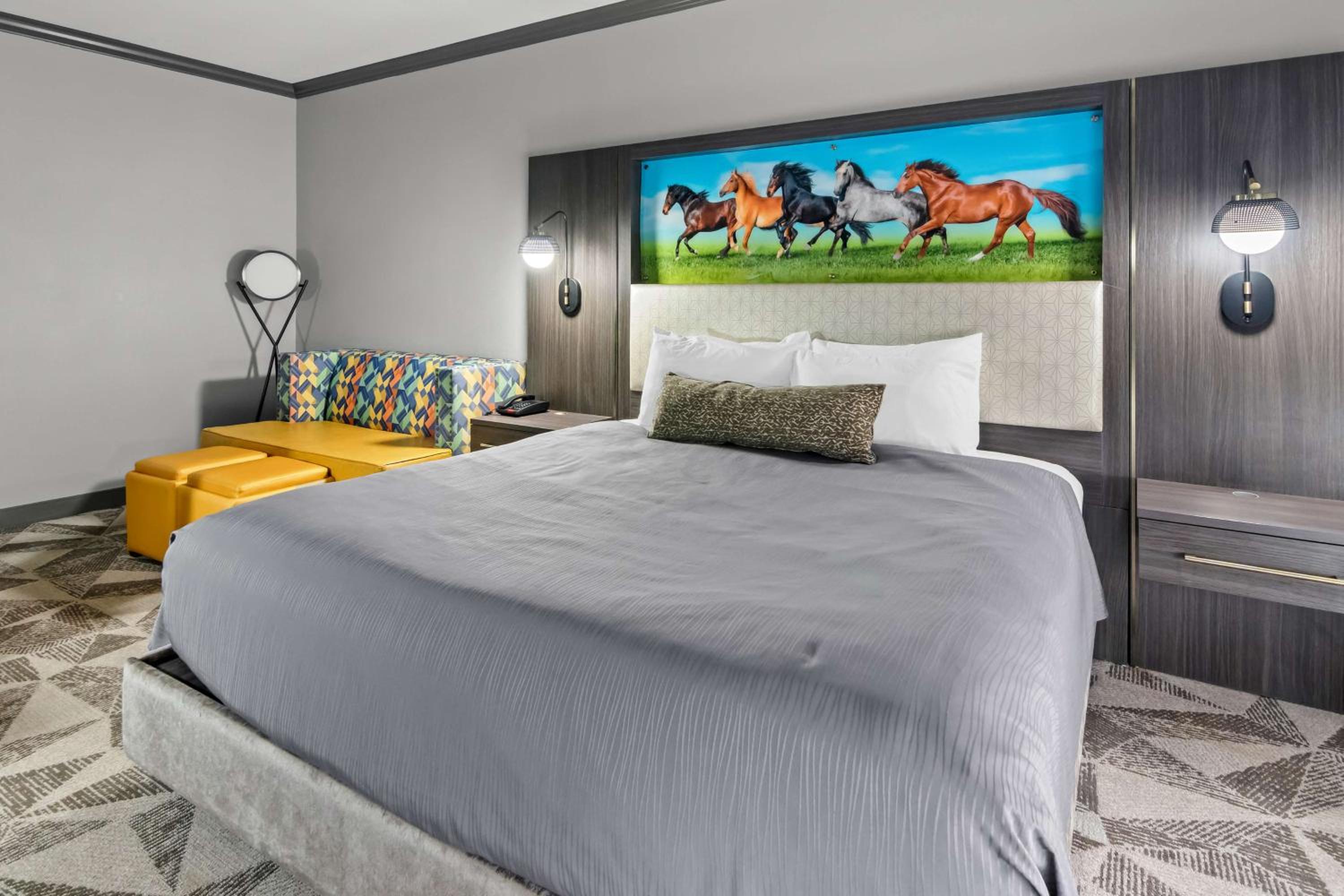 King Suite with Sofa Bed - Non-Smoking - Photo 1