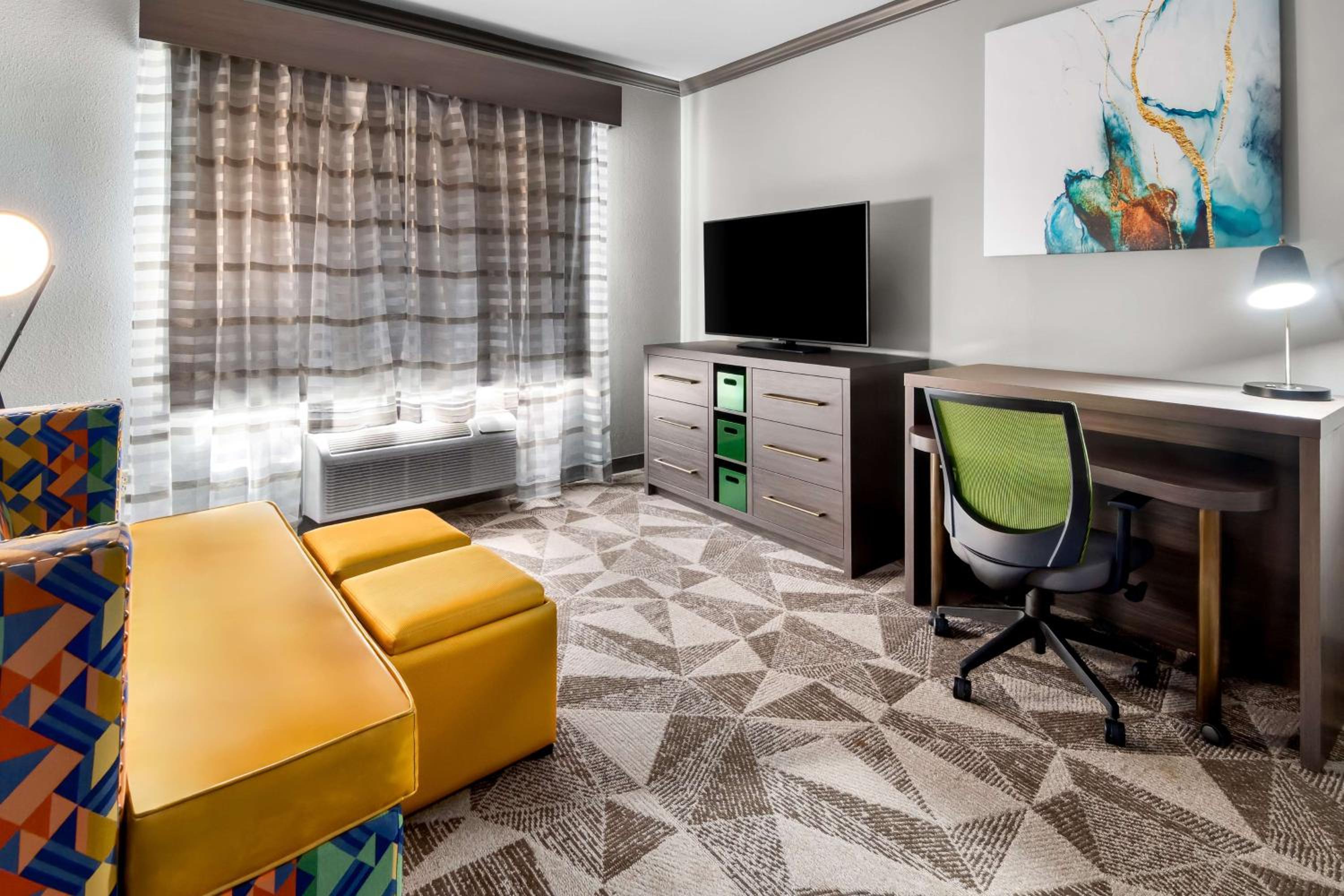 Two-Room King Suite with Sofa Bed and Spa Bath - Non-Smoking - Photo 4
