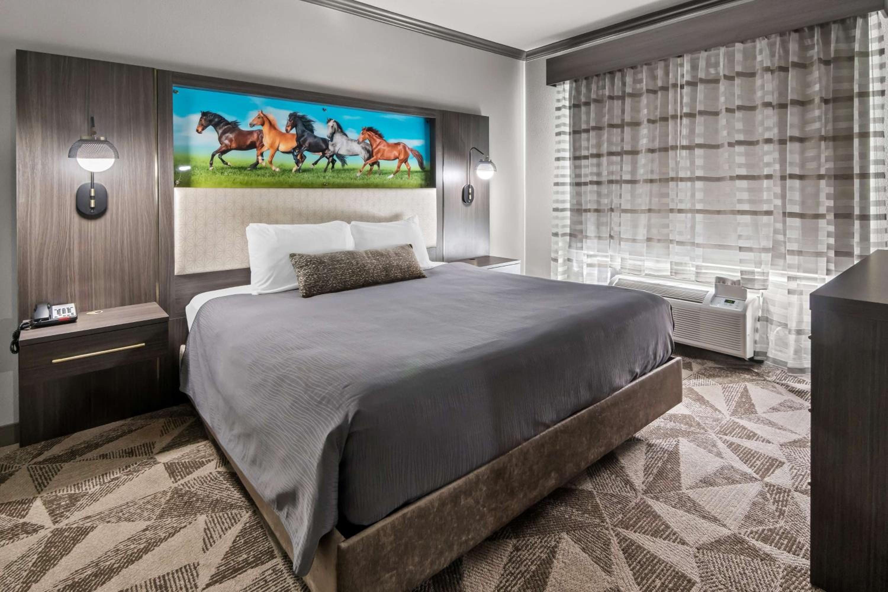 Two-Room King Suite with Sofa Bed and Spa Bath - Non-Smoking - Photo 5