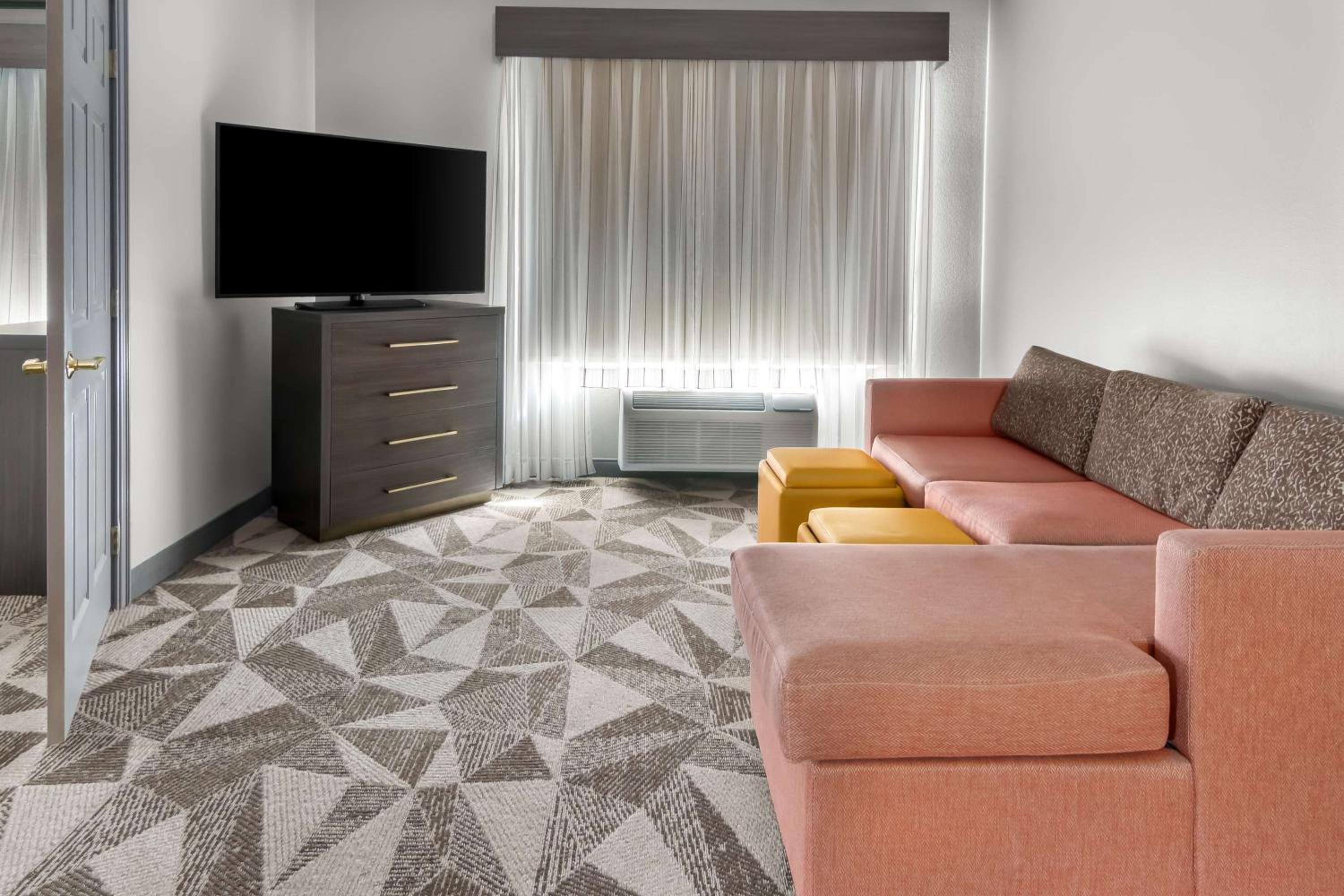 Two-Room King Suite with Sofa Bed and Spa Bath - Non-Smoking - Photo 3