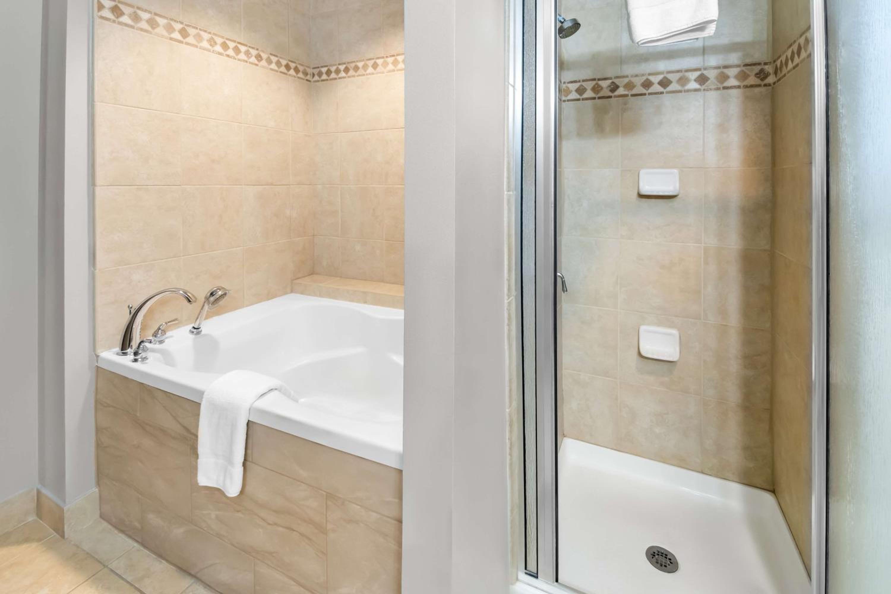 Two-Room King Suite with Sofa Bed and Spa Bath - Non-Smoking - Photo 4