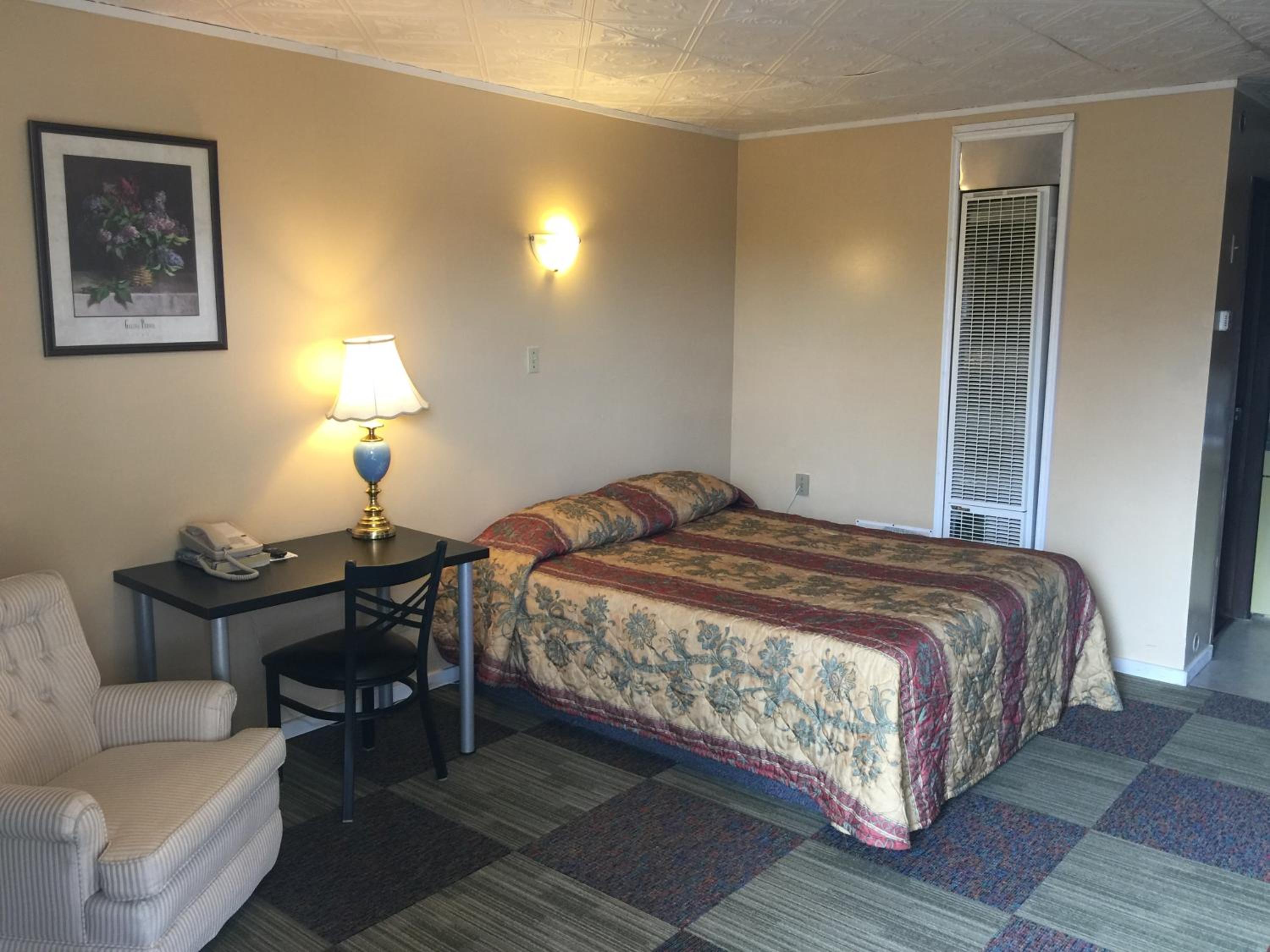 Queen Room with Kitchenette photo 1