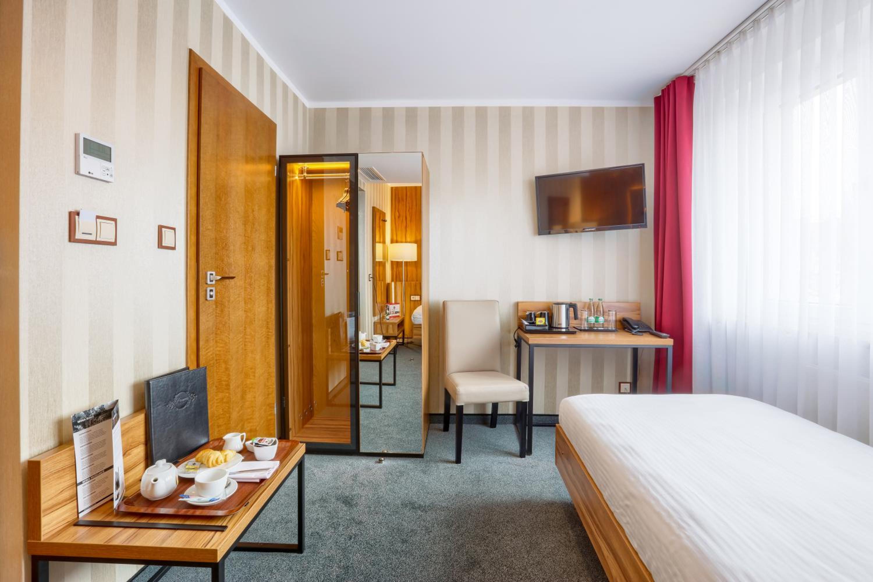 Twin Room - Photo 7