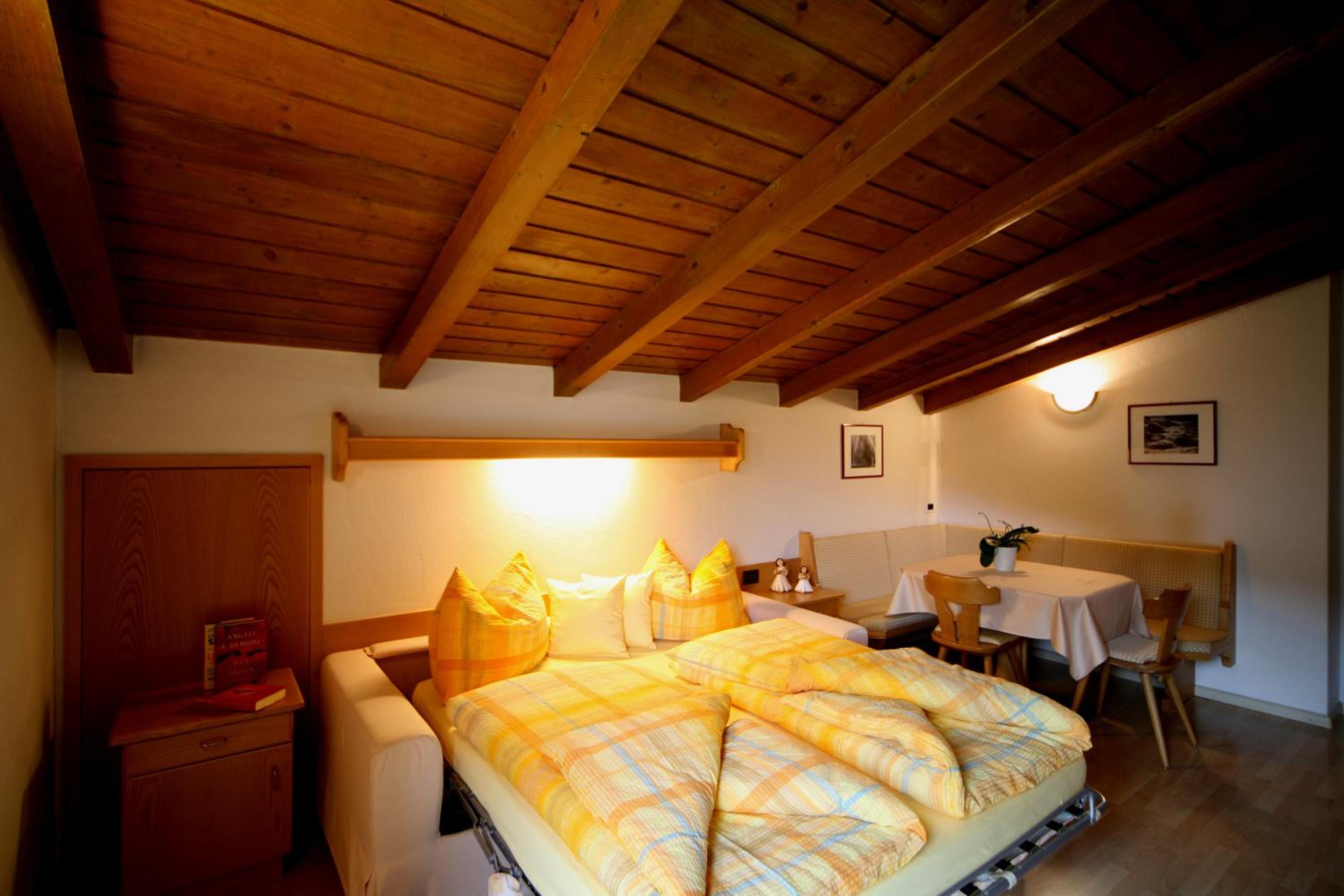 One-Bedroom Apartment with Balcony and Mountain View   photo 3