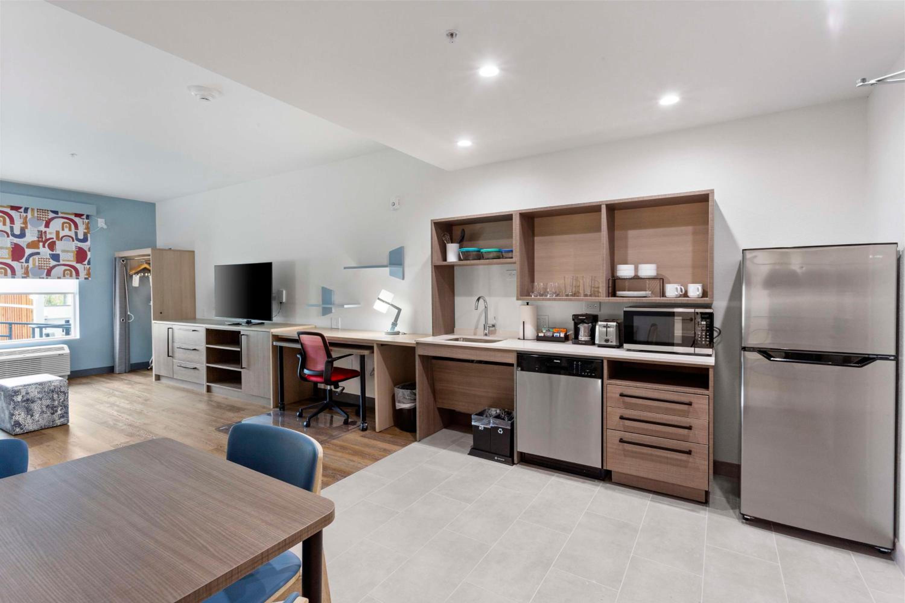 King Studio Suite with Accessible Tub - Mobility Access - Photo 3
