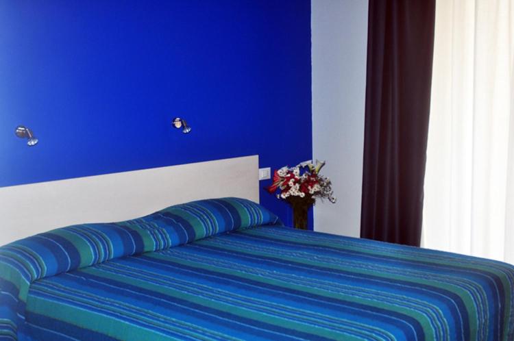 Double Room with Balcony - Photo 12