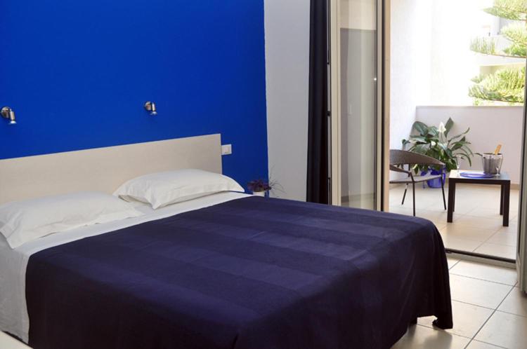 Double Room with Balcony - Photo 16