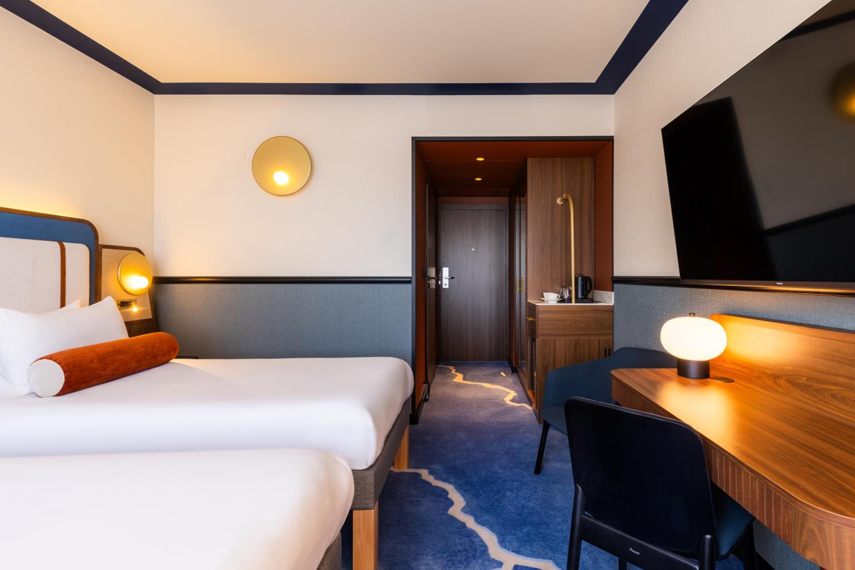 Classic Twin Room with Sea View - Photo 10