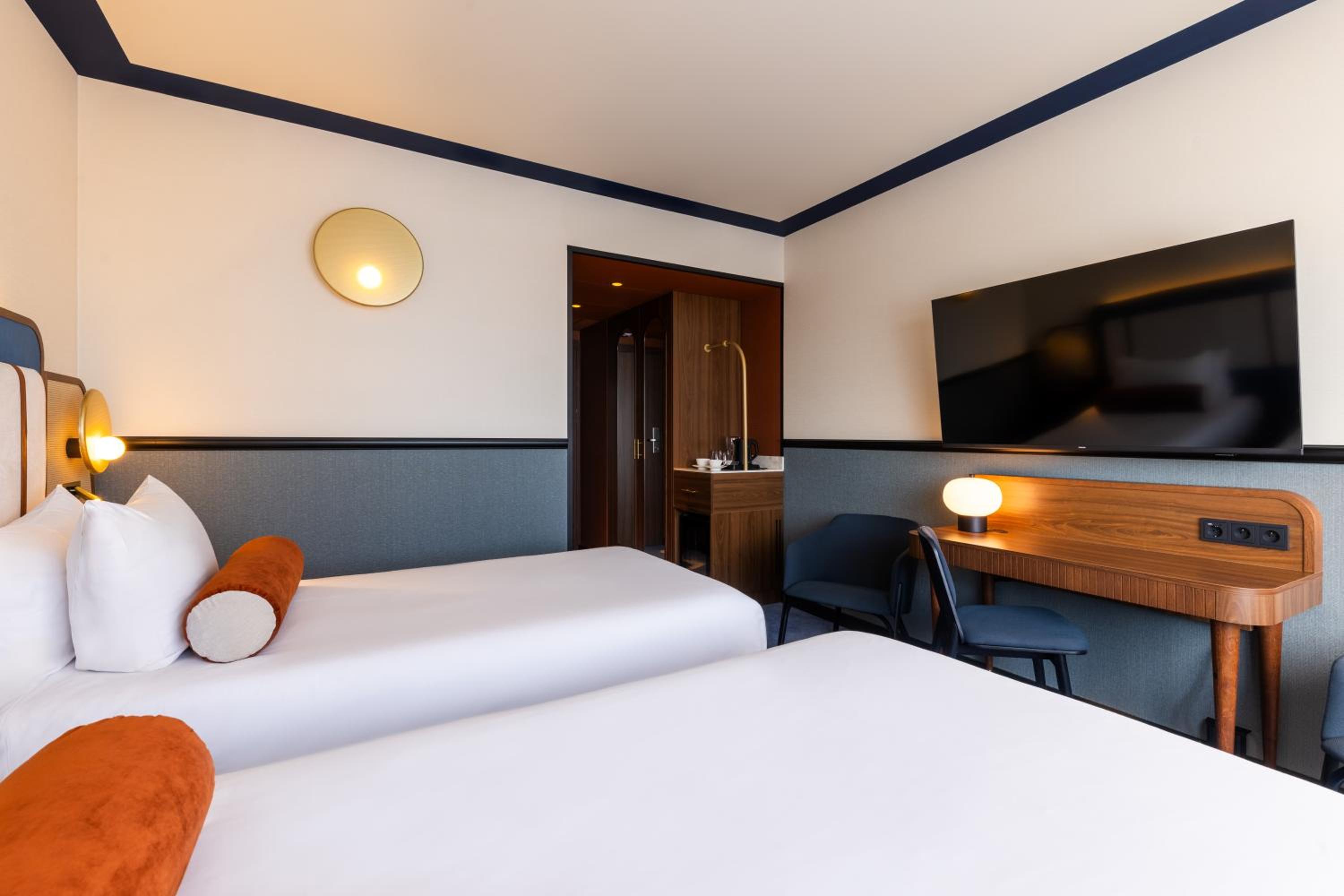 Classic Twin Room with Sea View - Photo 11