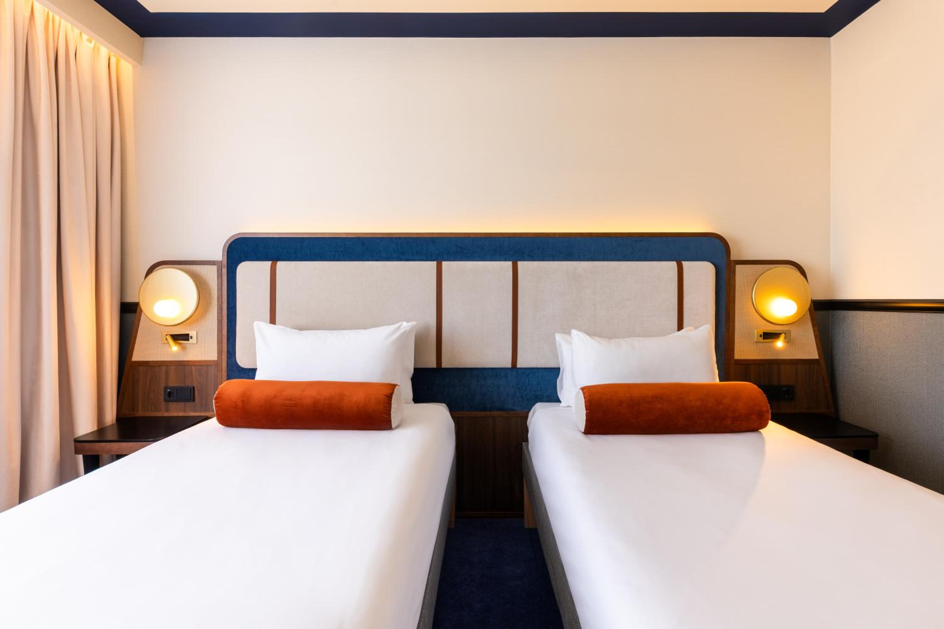 Classic Twin Room with Sea View - Photo 12