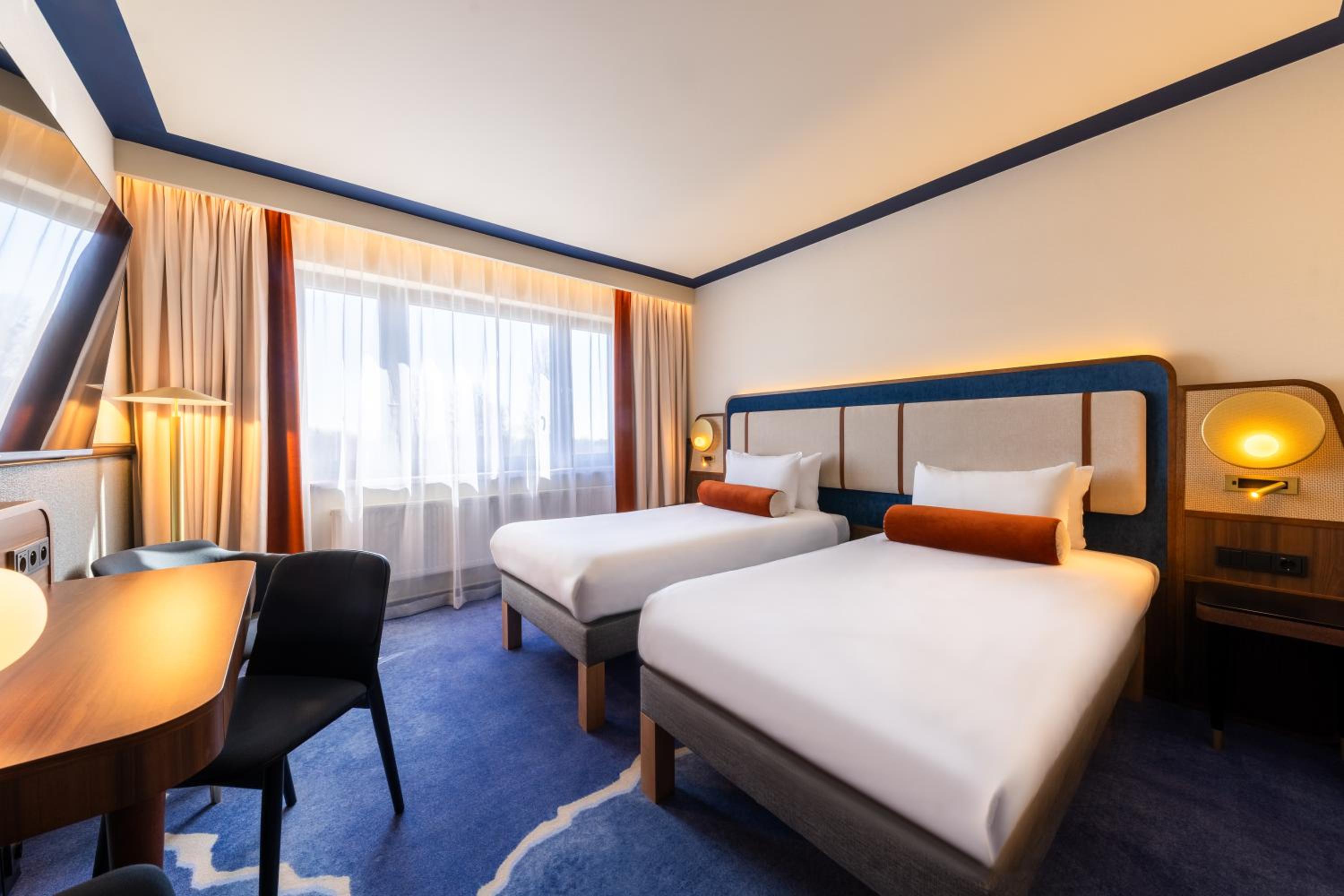 Classic Twin Room with Sea View - Photo 13