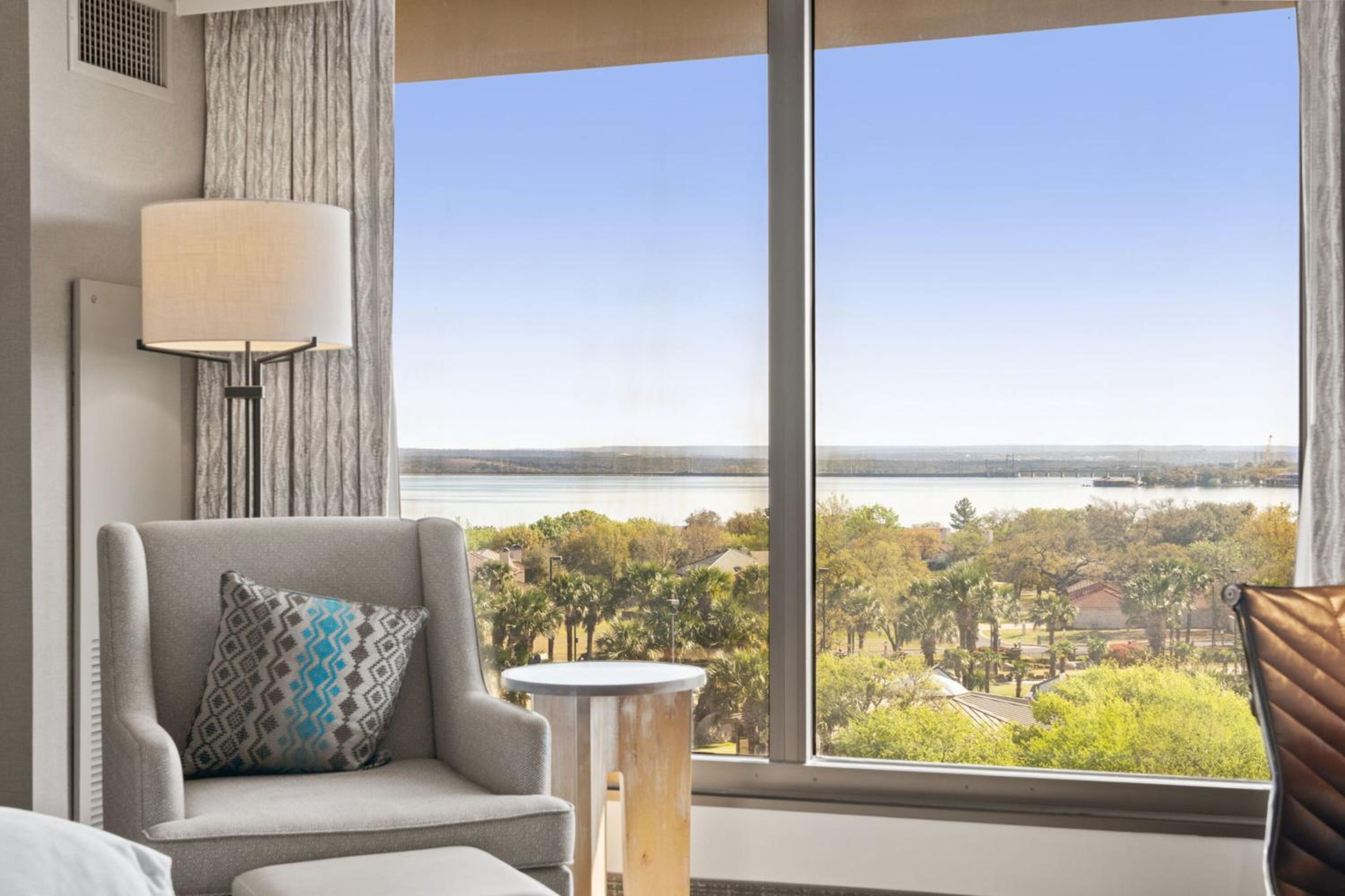 King Room with Lake View - Photo 2