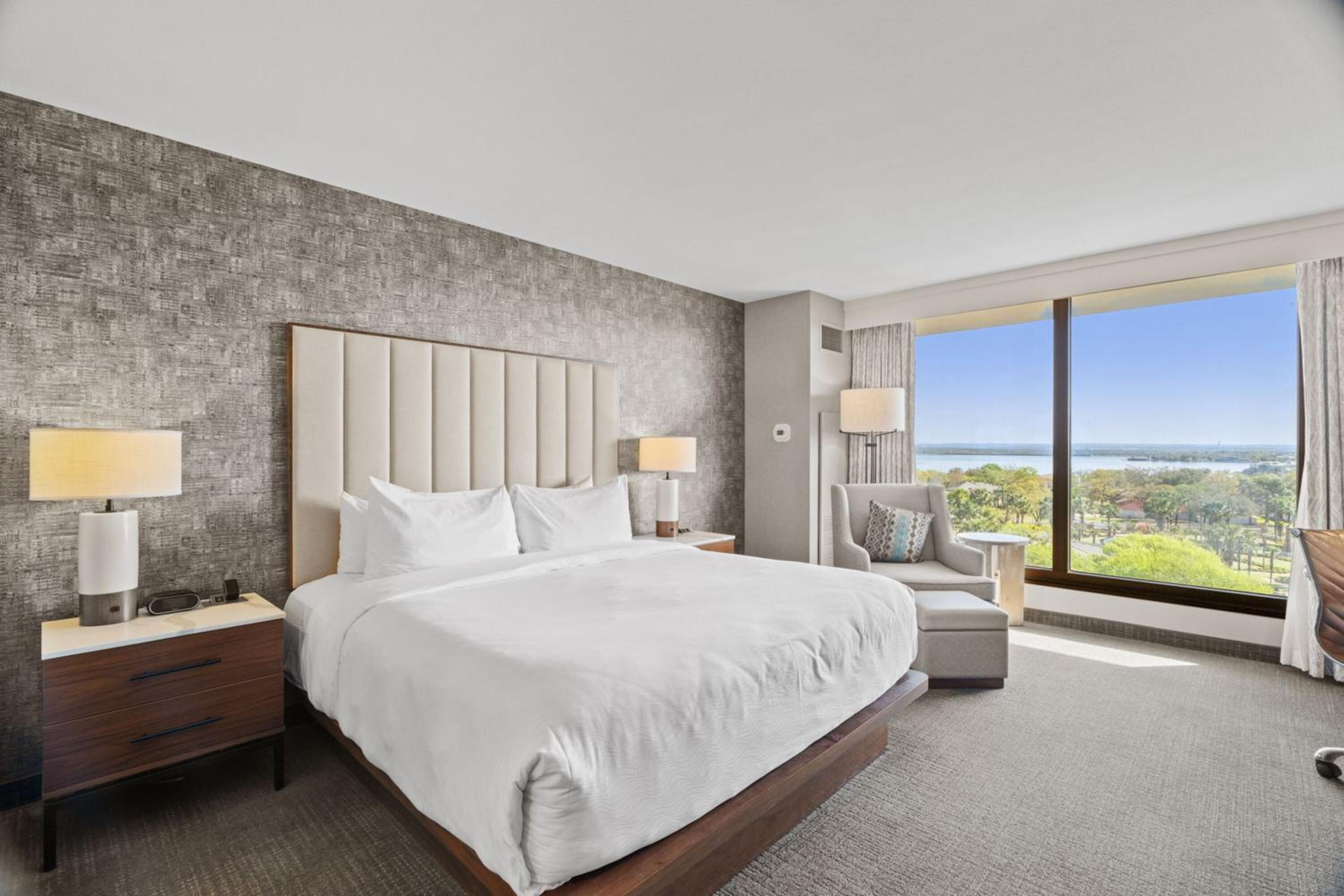 King Room with Lake View - Photo 3