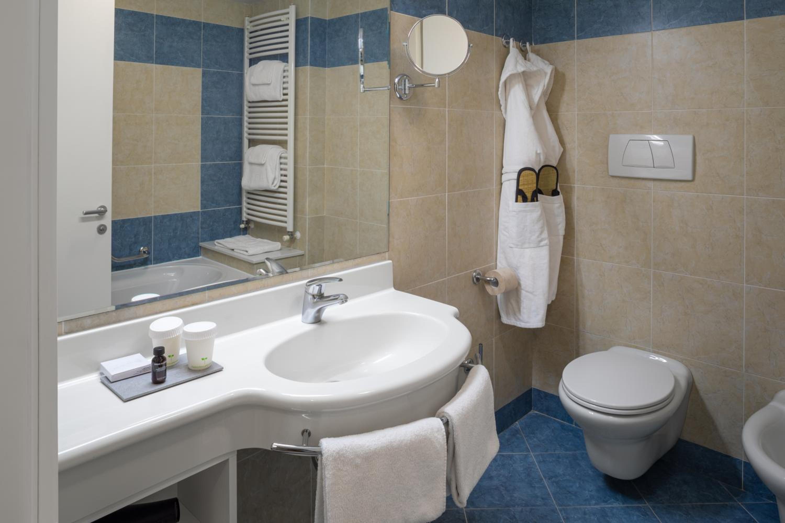 Deluxe Double Room with Balcony - Photo 2