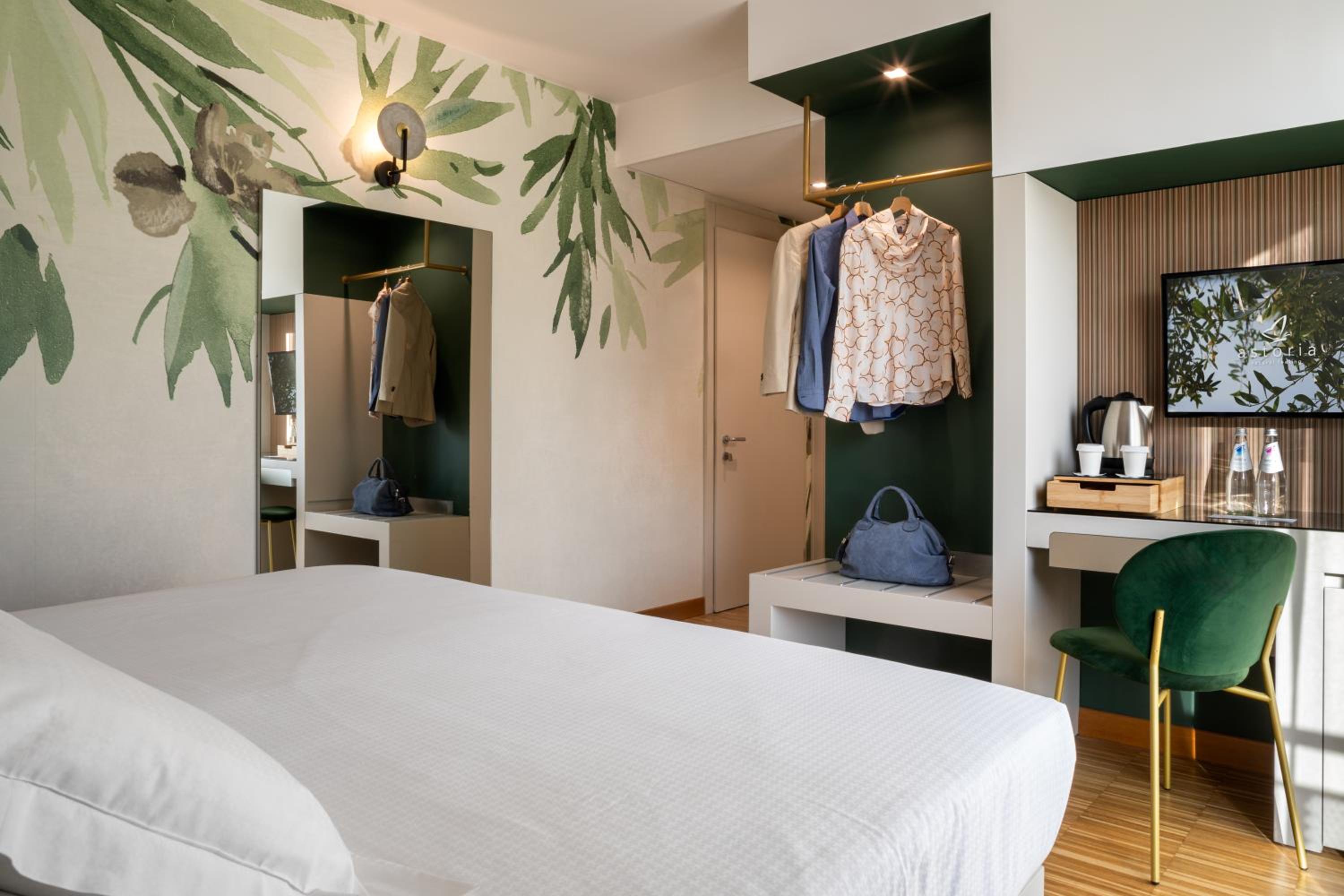 Deluxe Double Room with Balcony - Photo 1