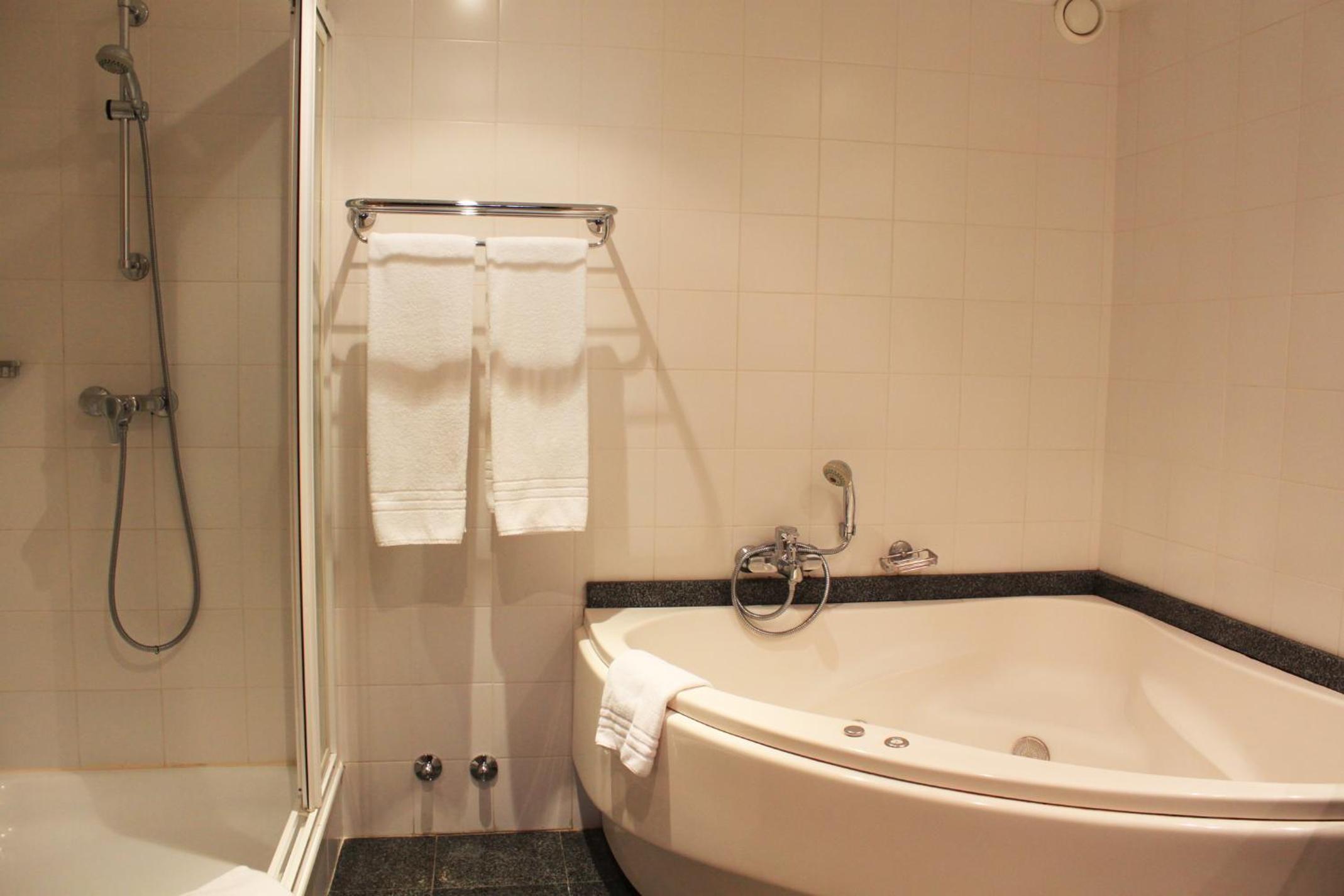 Double Room with Spa Bath - Photo 4