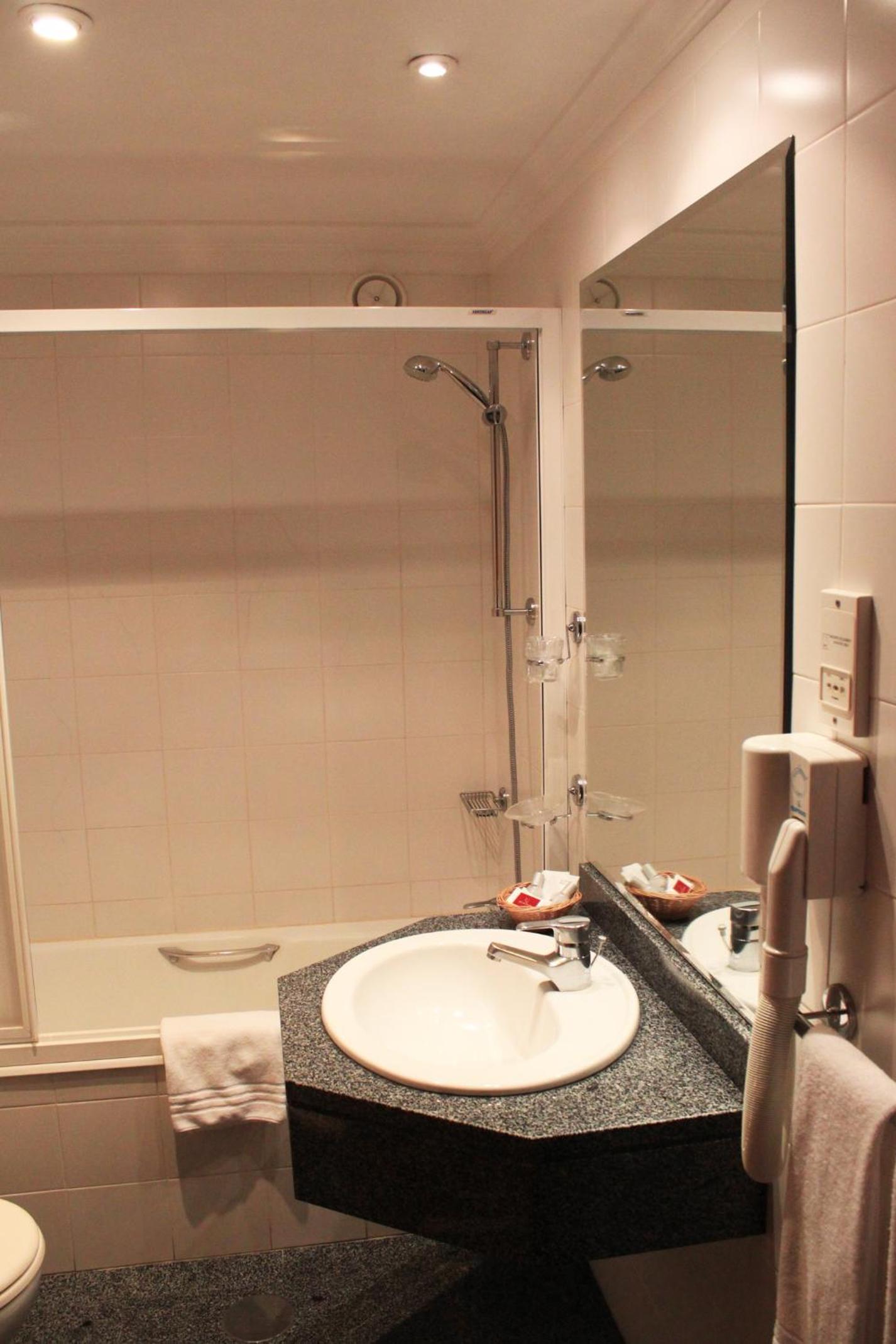 Double or Twin Room - Photo 4