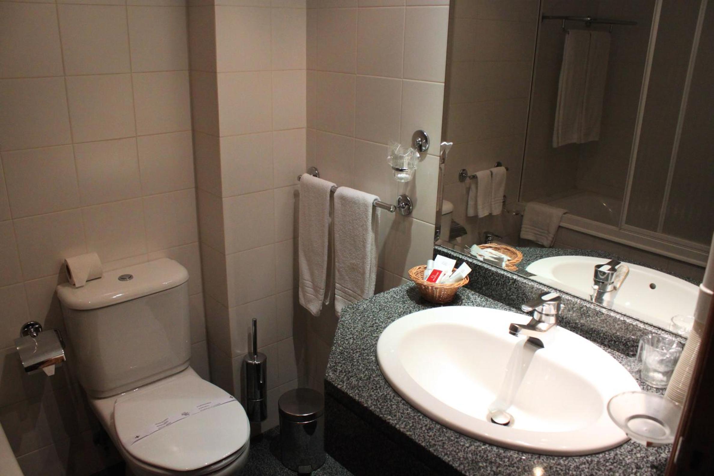 Double or Twin Room - Photo 3