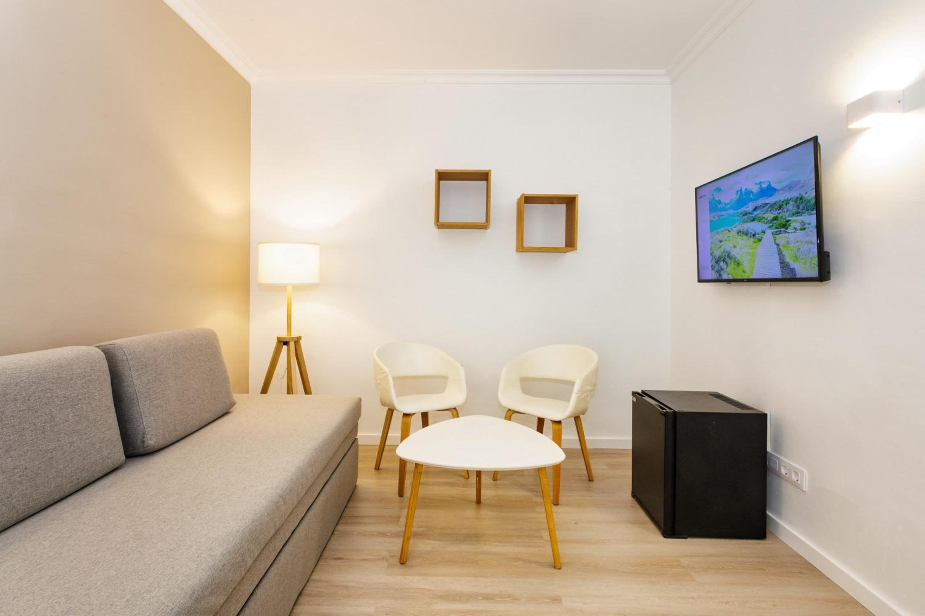 Family Room (2 Adults + 2 Children)