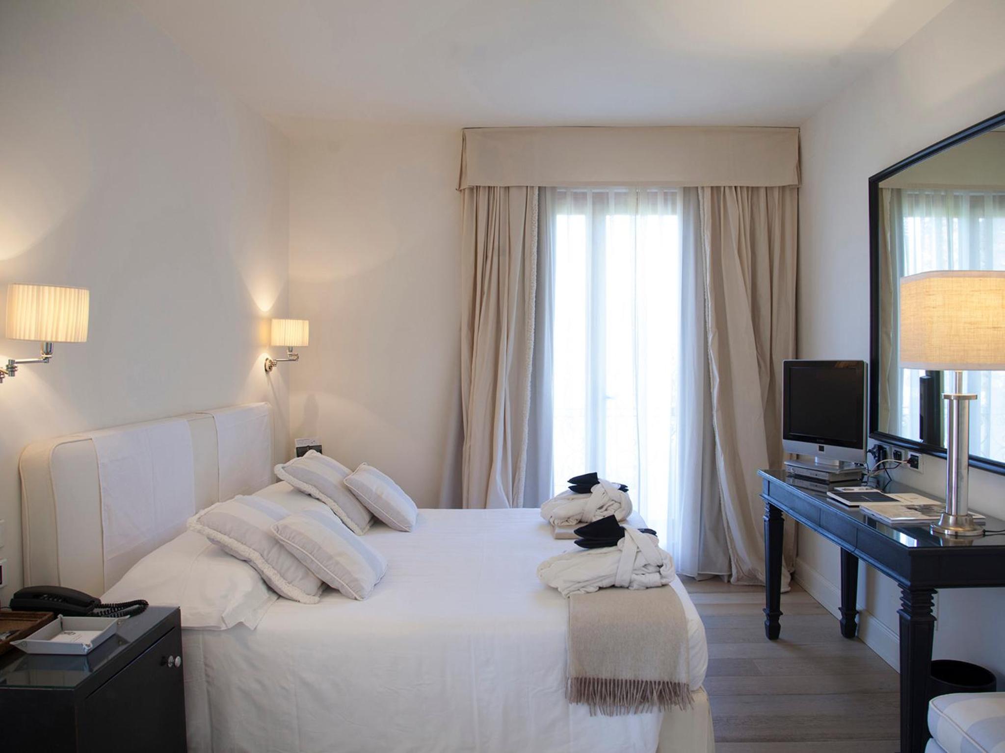 Queen Room with Pool View - Photo 1