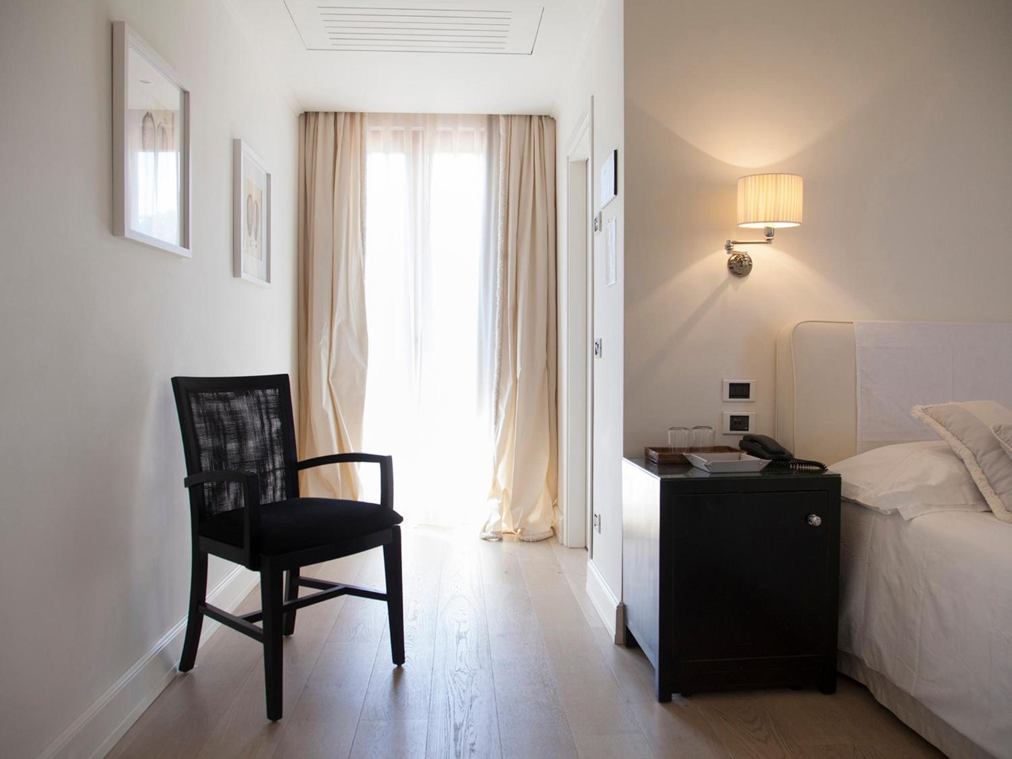 Queen Room with Pool View - Photo 2