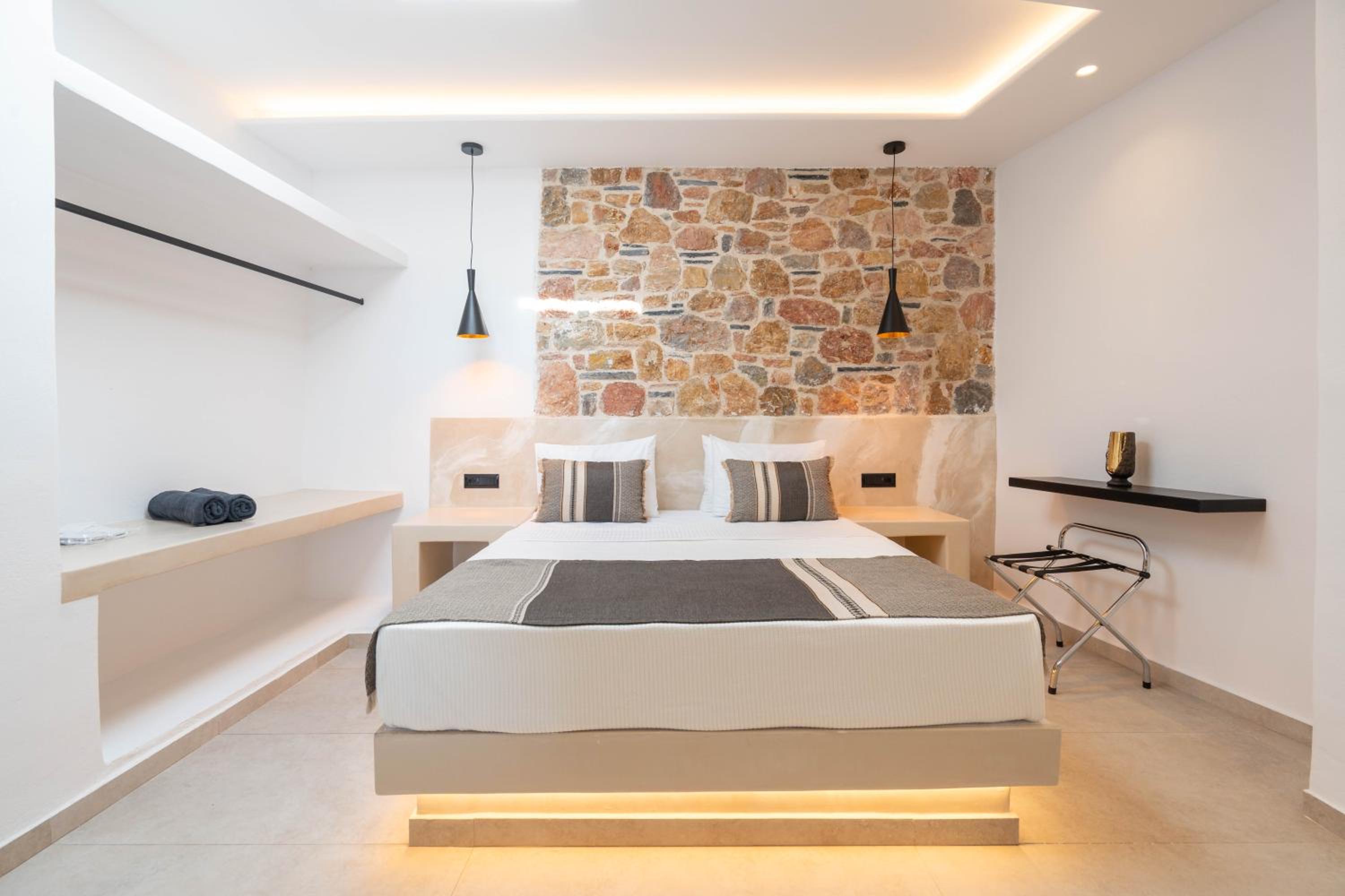 Honeymoon Suite with Sea View Hot Tub & One Way Airport Transfer