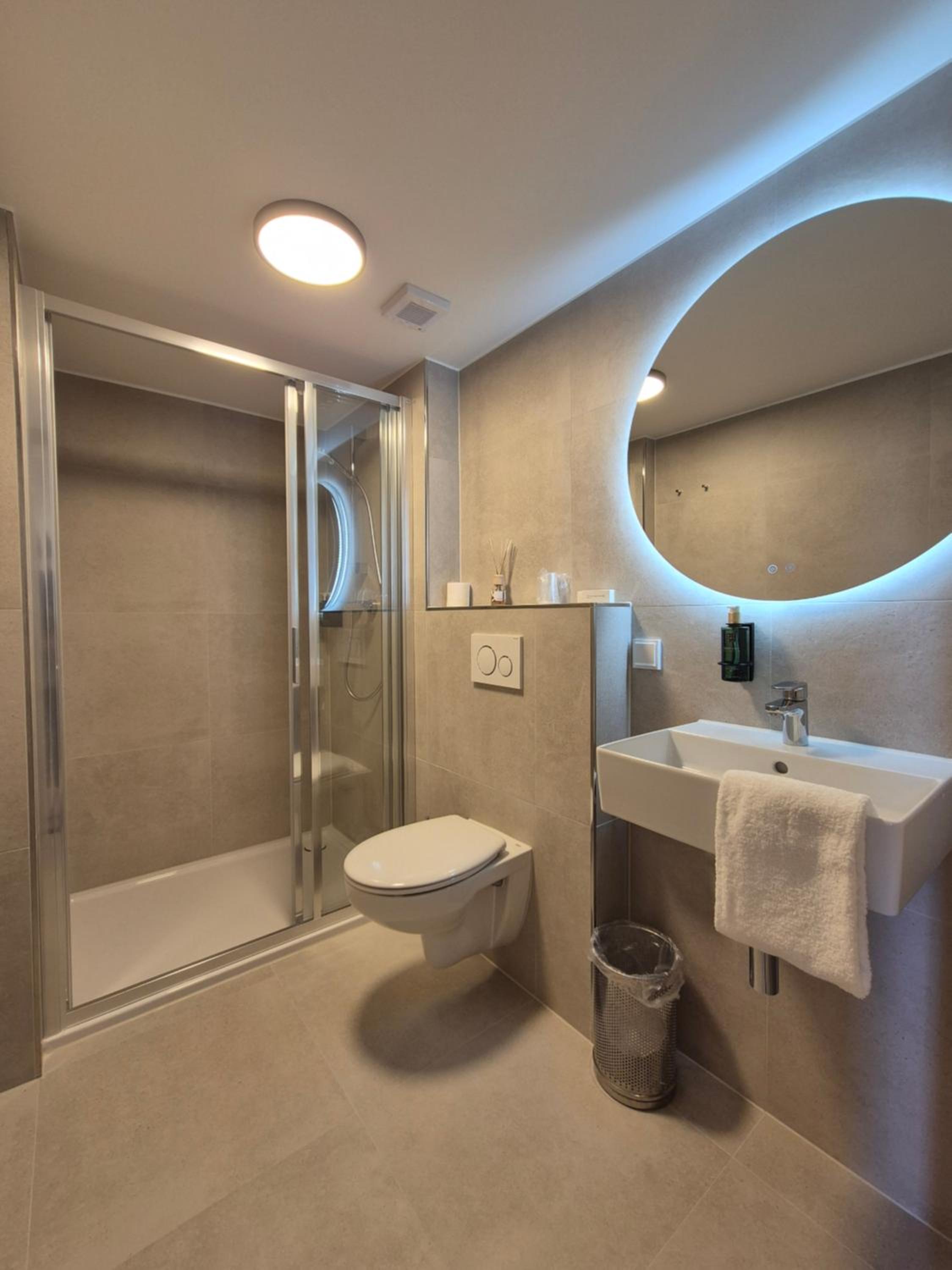 Small Twin Room - Photo 4
