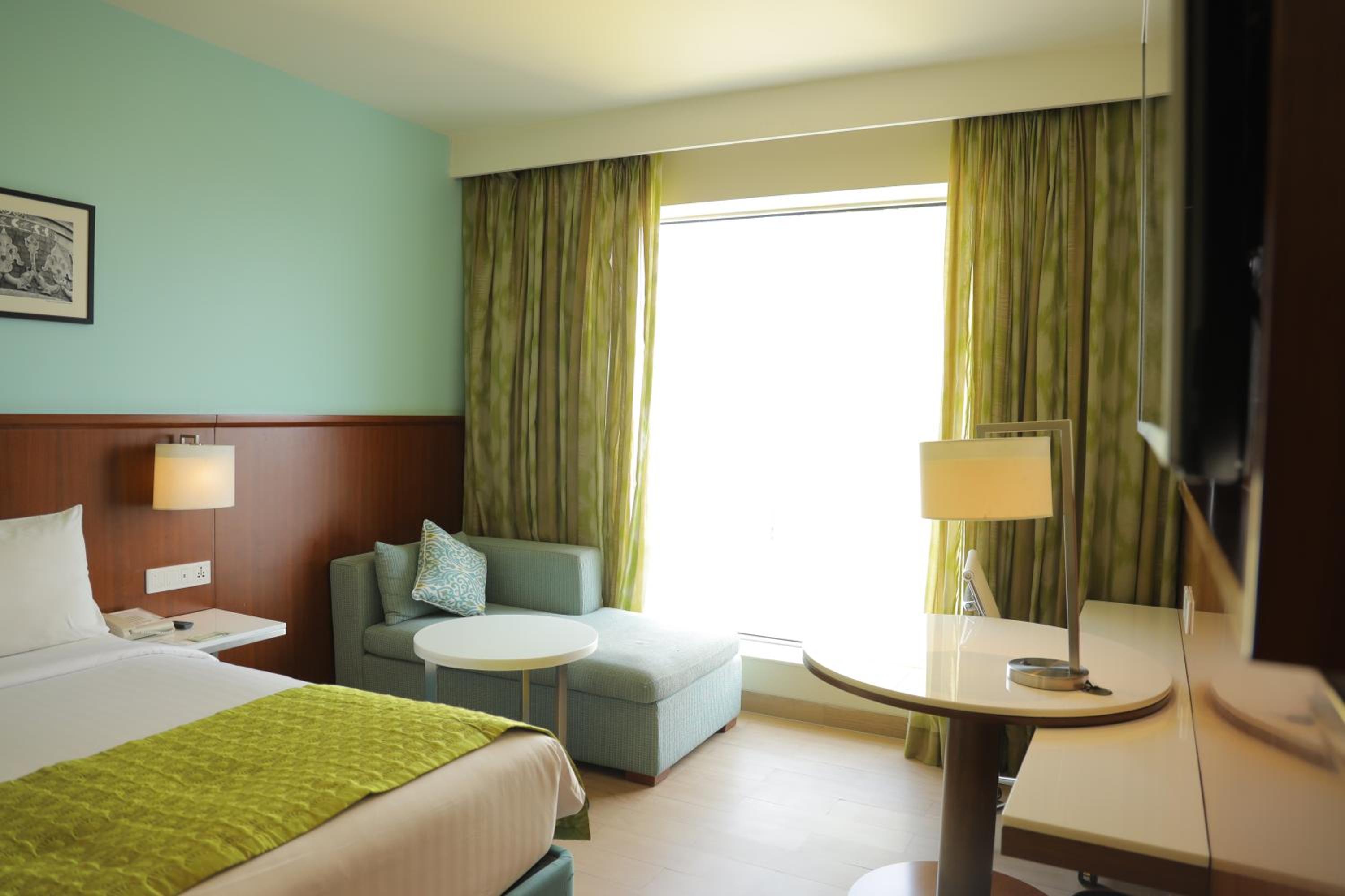 Guest room, 1 Queen, Skyline view with 50% discount on buffet at KAVA and Two Complimentary pints of beer per room per stay photo 2