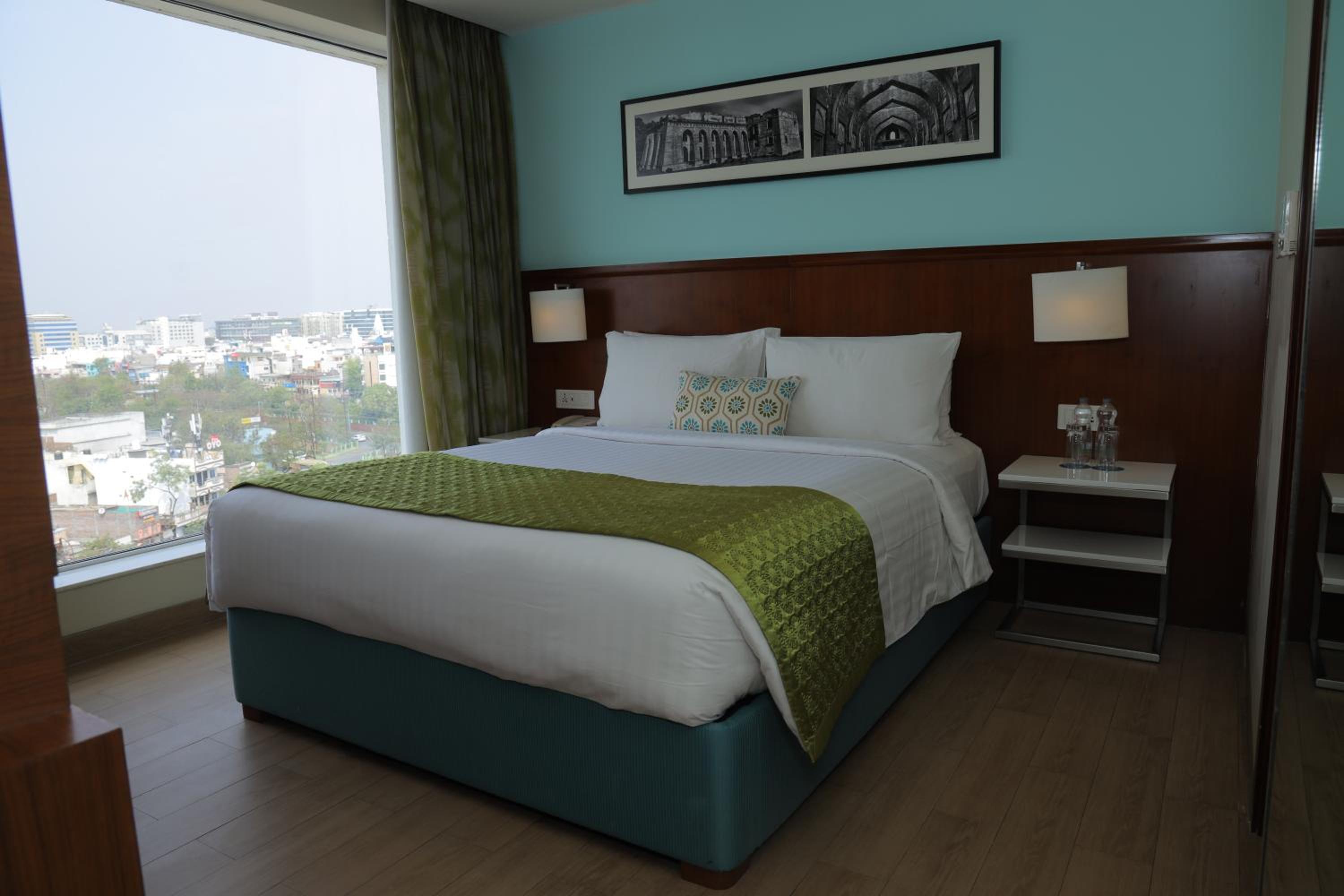 Guest room, 1 Queen, Skyline view with 50% discount on buffet at KAVA and Two Complimentary pints of beer per room per stay photo 3
