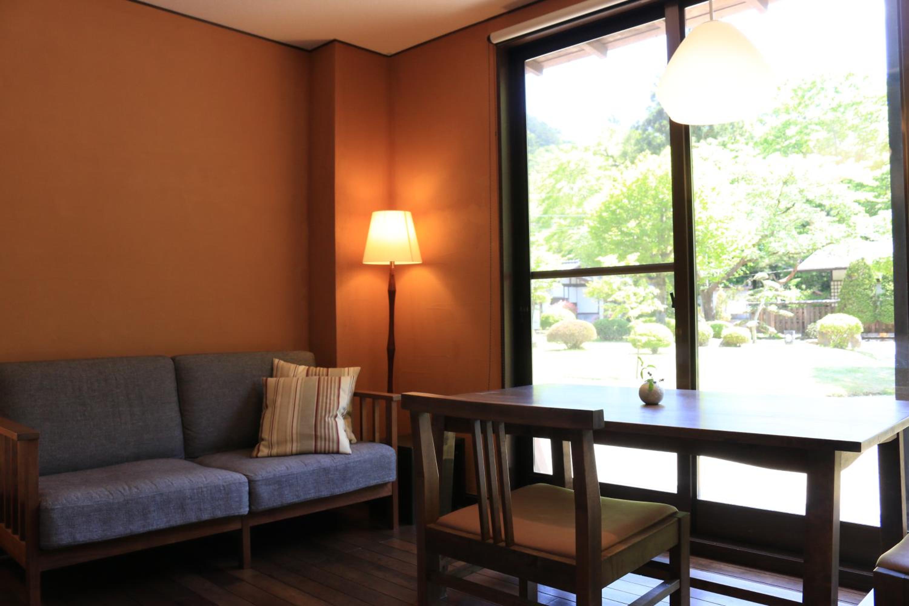Standard Twin Room with Shared Bathroom - Photo 4