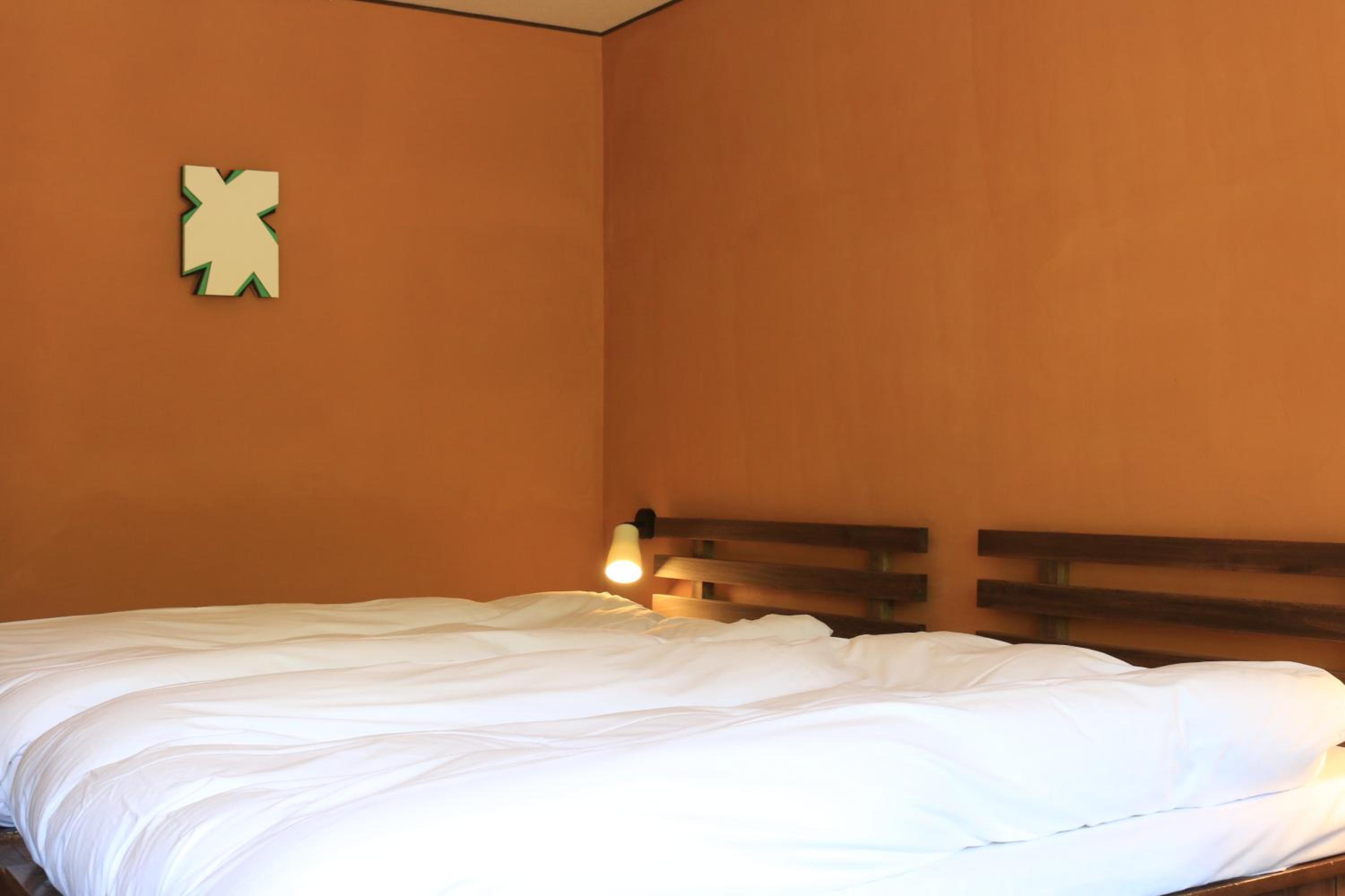 Standard Twin Room with Shared Bathroom - Photo 5