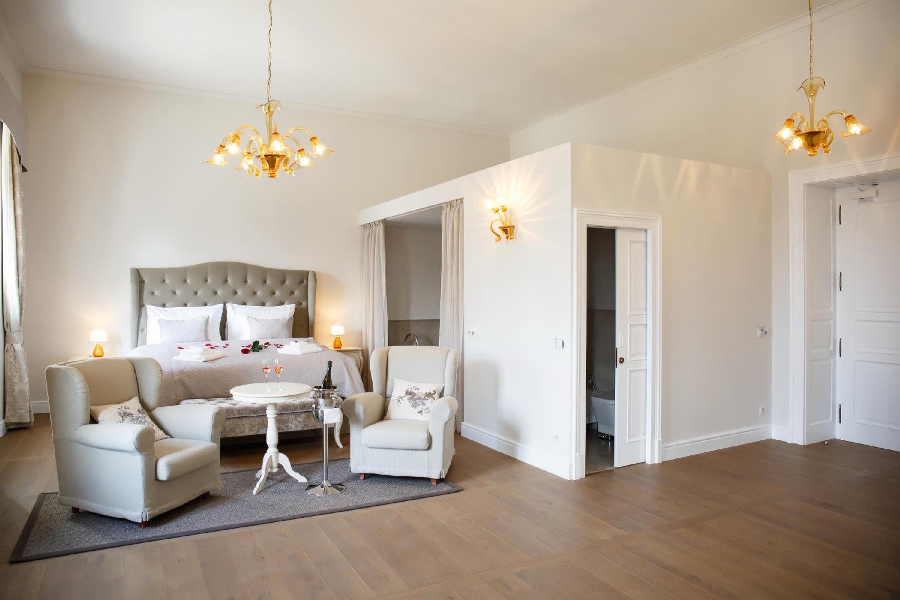 Honeymoon Suite photo 3