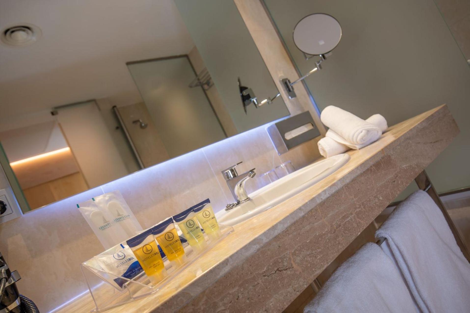 Standard Double Room (2 Adultos)