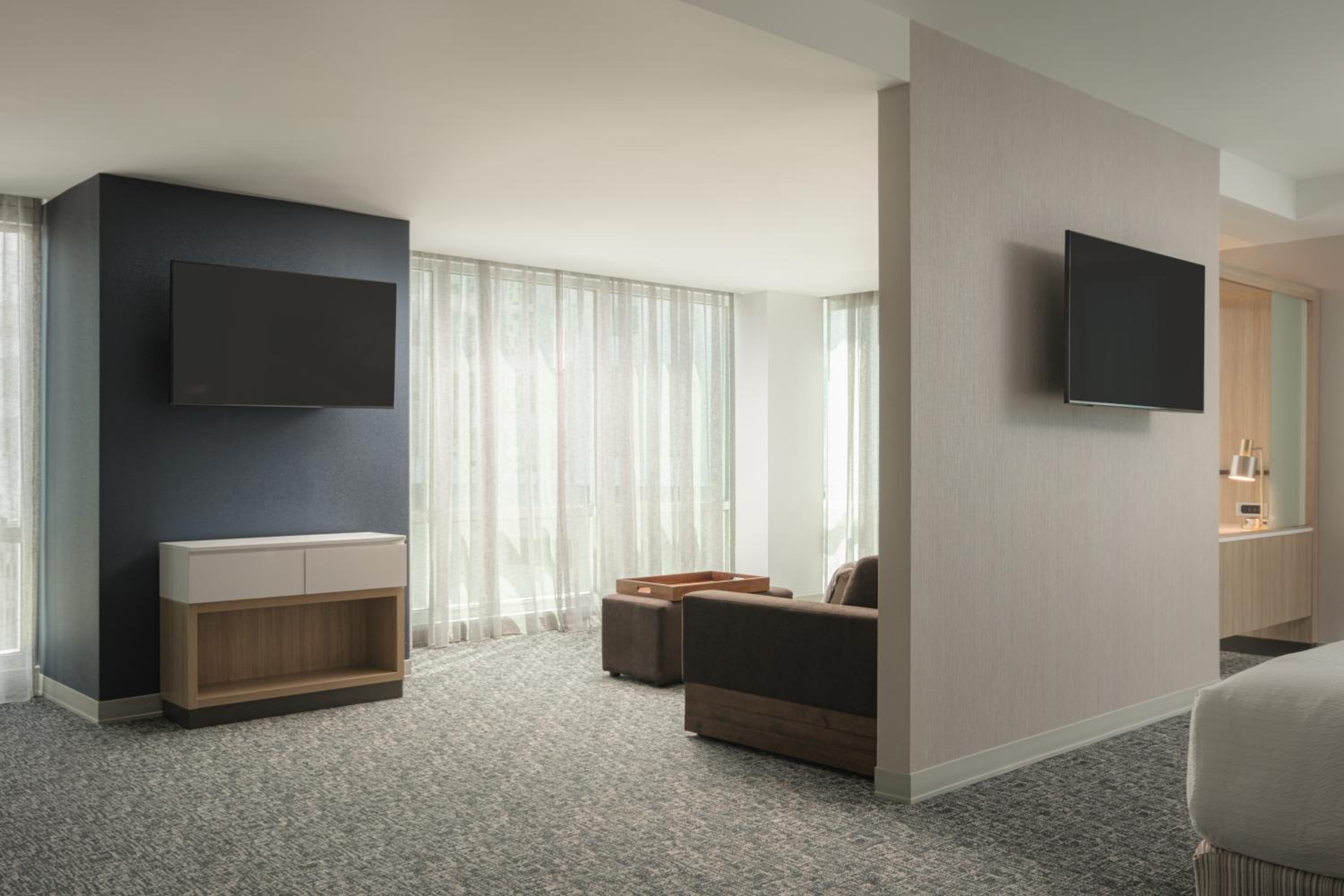 Corner Queen Suite - Mobility/Hearing Accessible with Tub