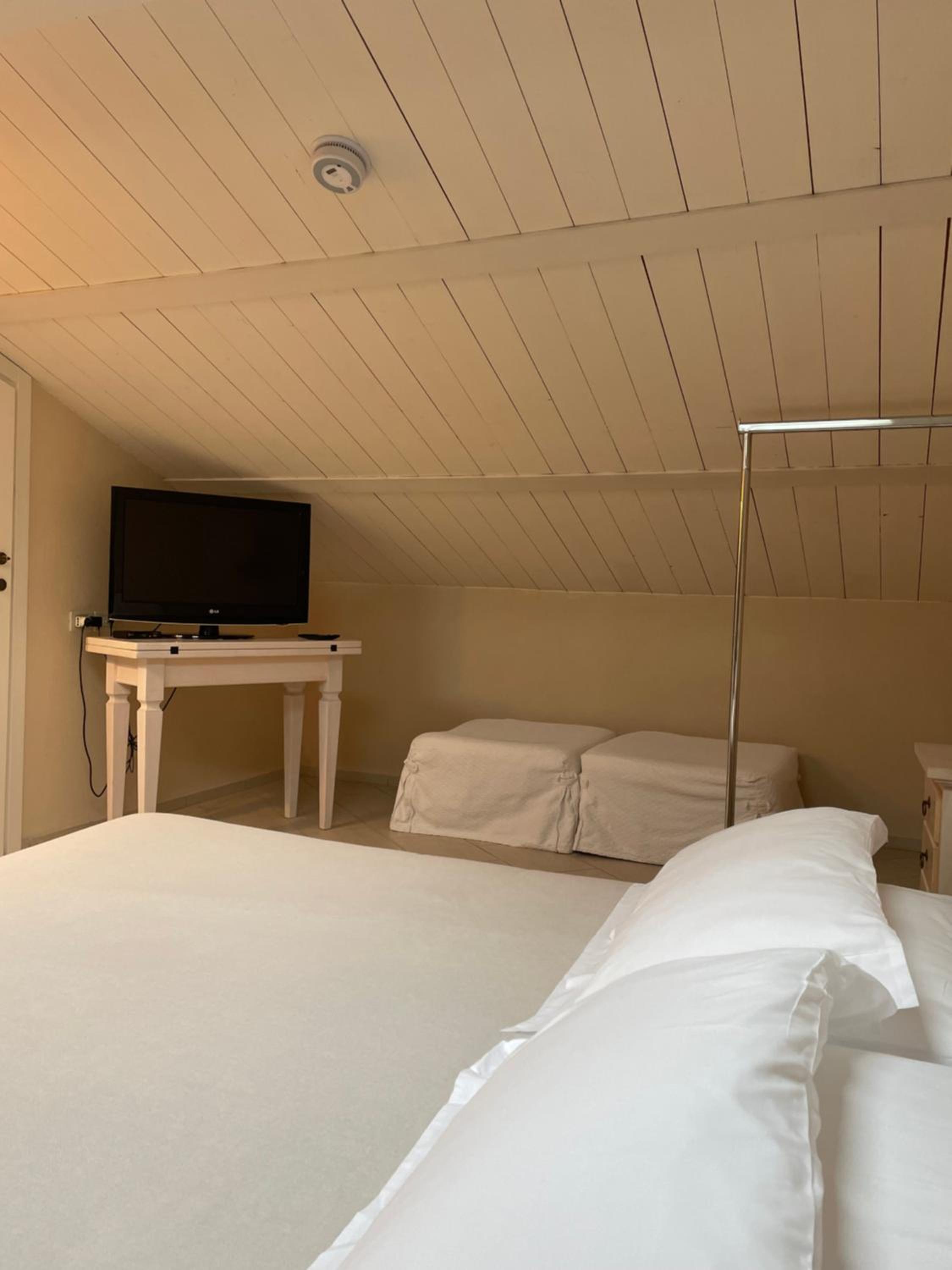 Standard Double Room - Photo 5