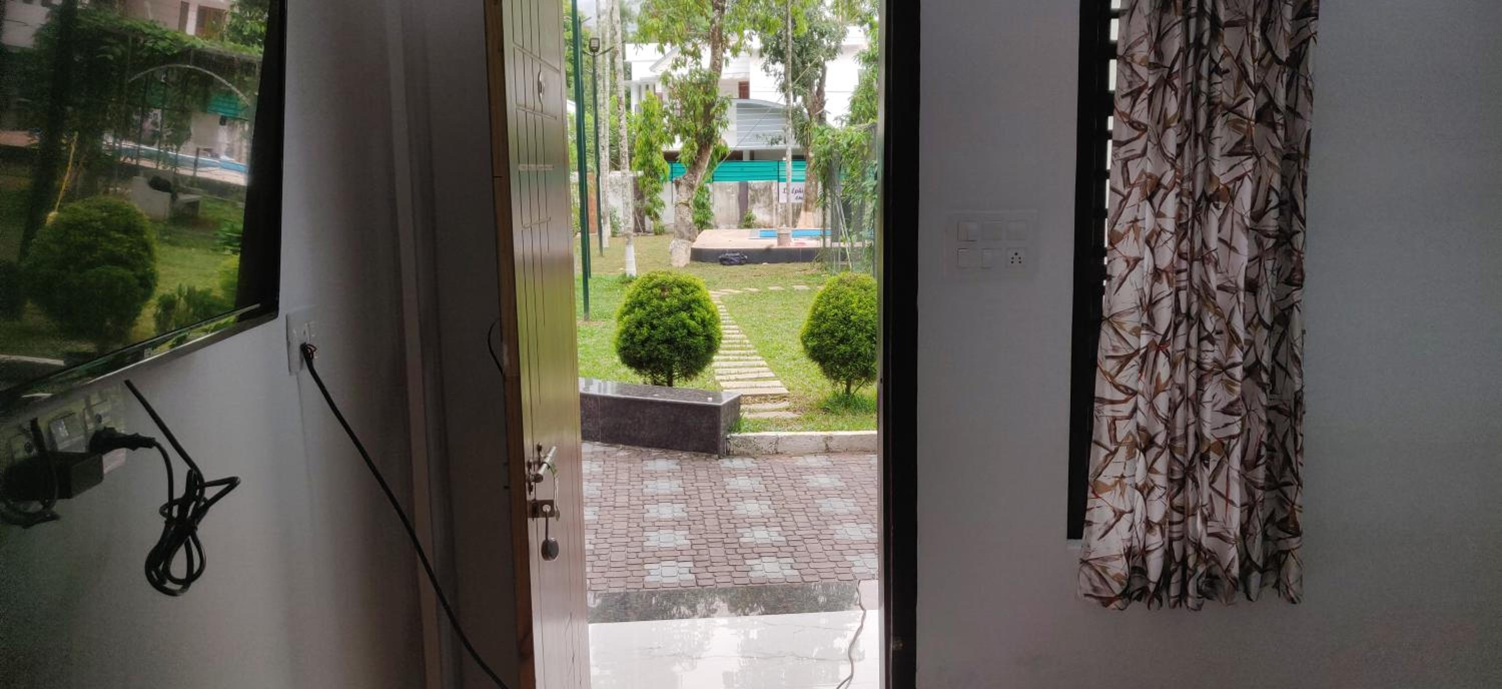 Budget Double Room - Photo 11