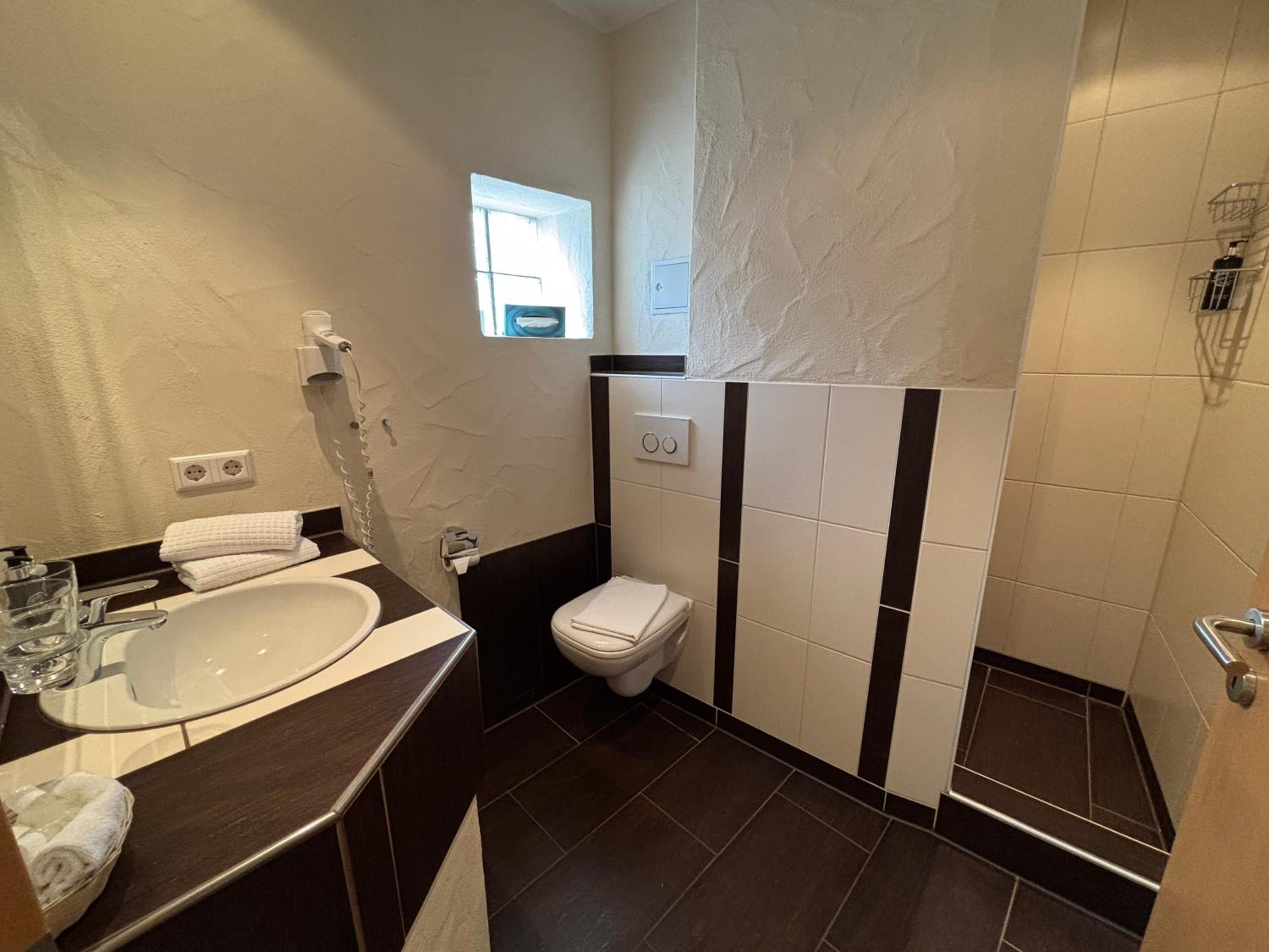 Budget Double Room photo 3