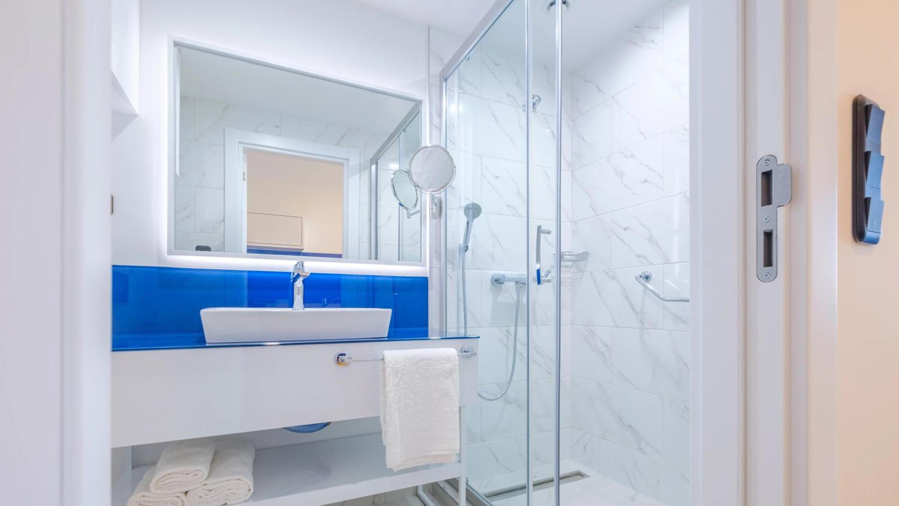 Two-Bedroom Superior Apartment - Photo 8