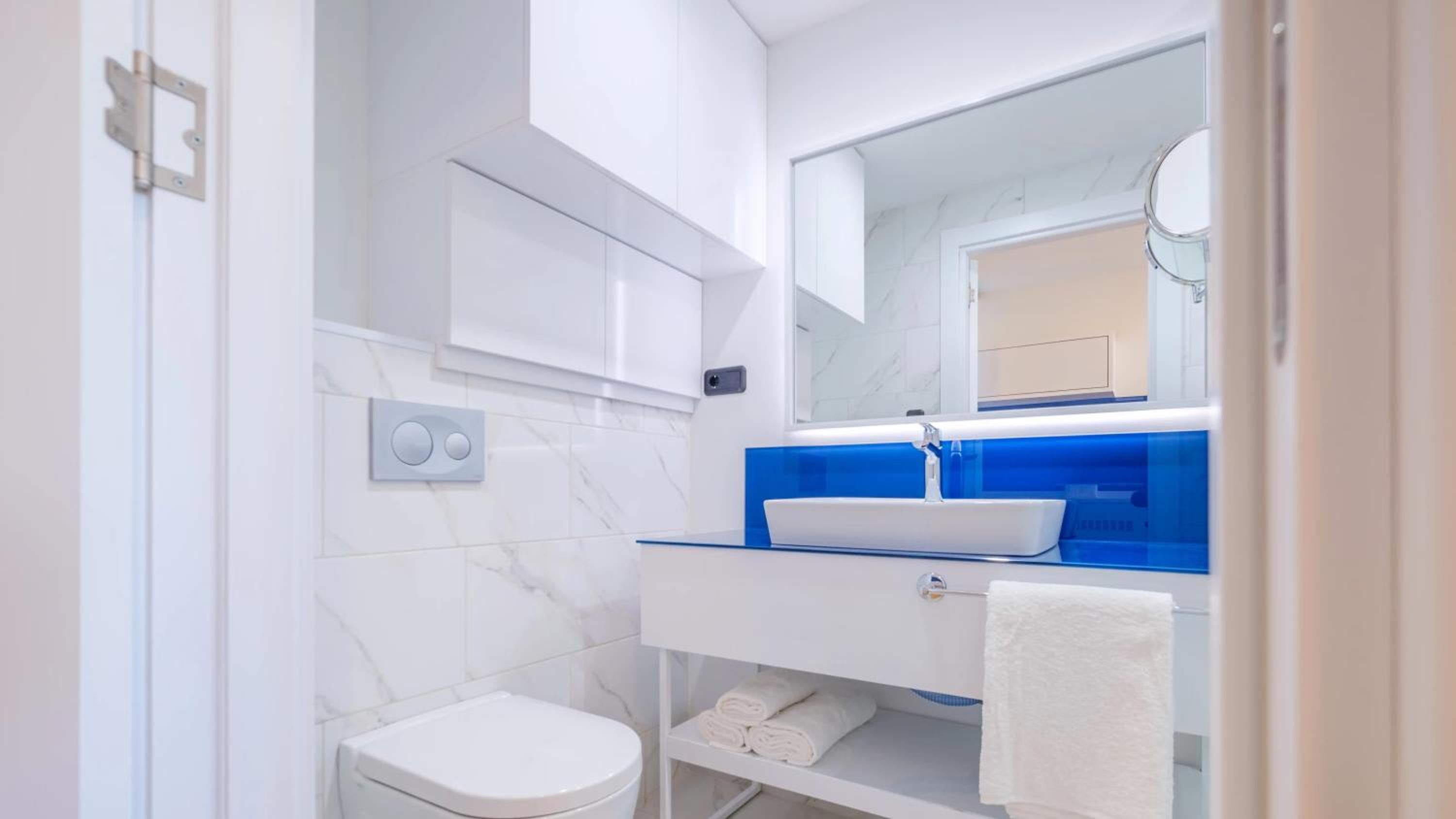 Two-Bedroom Superior Apartment - Photo 9