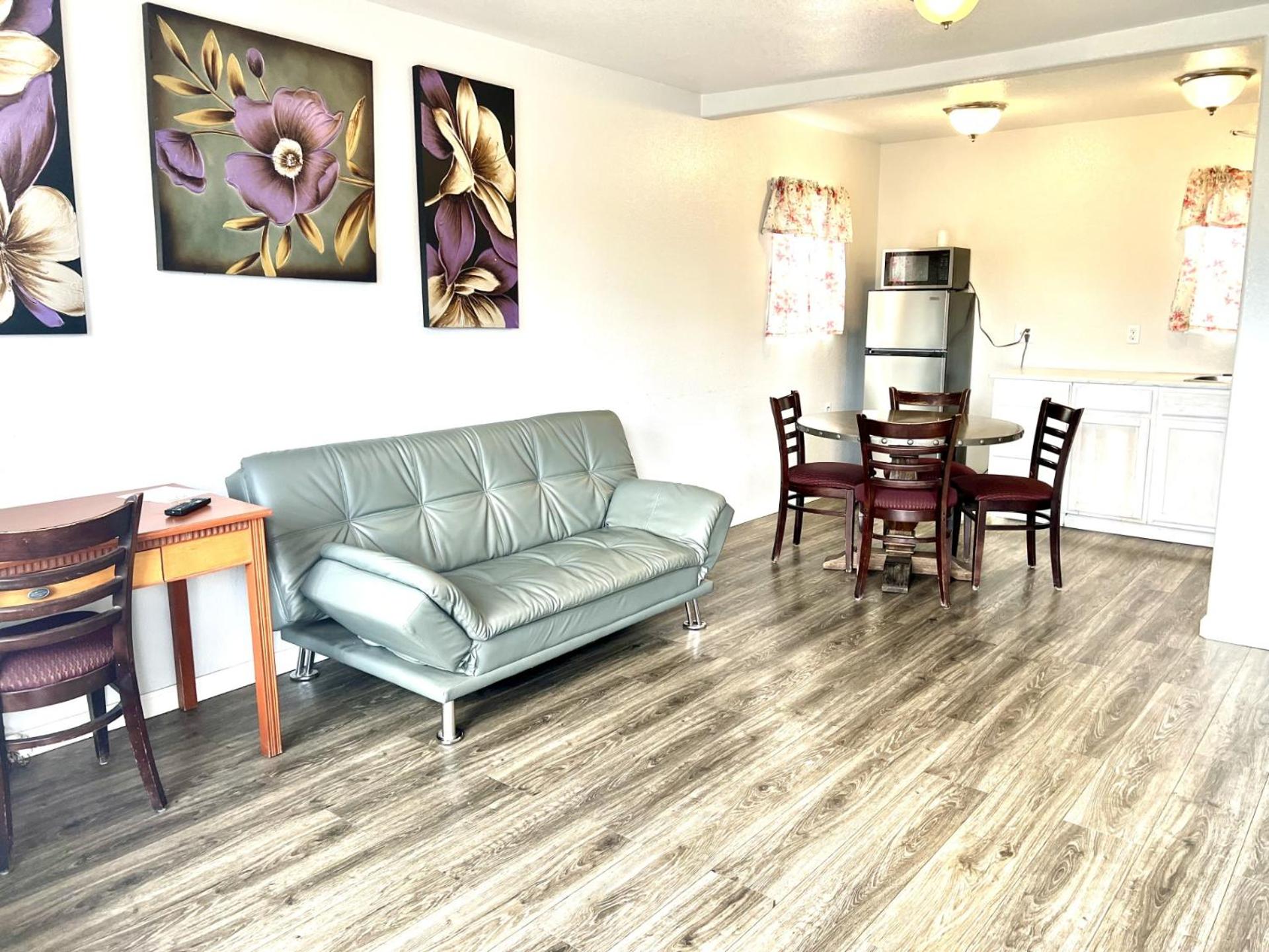 2 Queen Beds Suite with Kitchenette