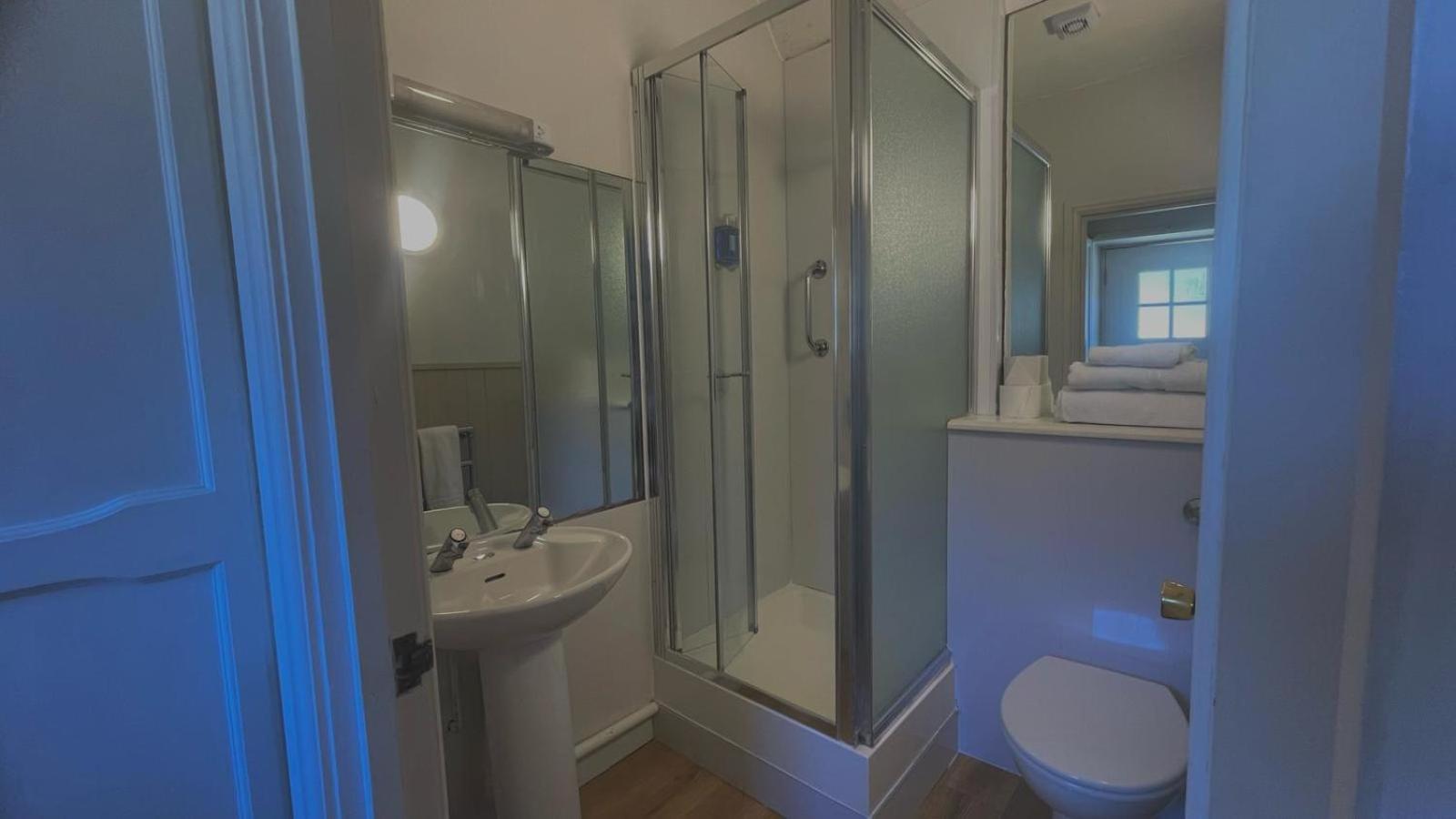 Standard Twin Room - Photo 2