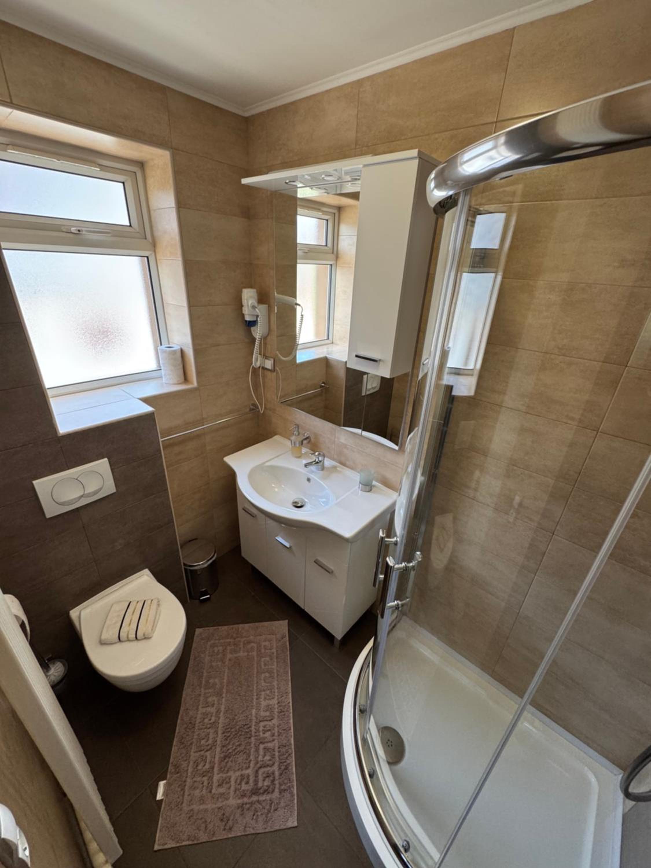 Double Room - Photo 12