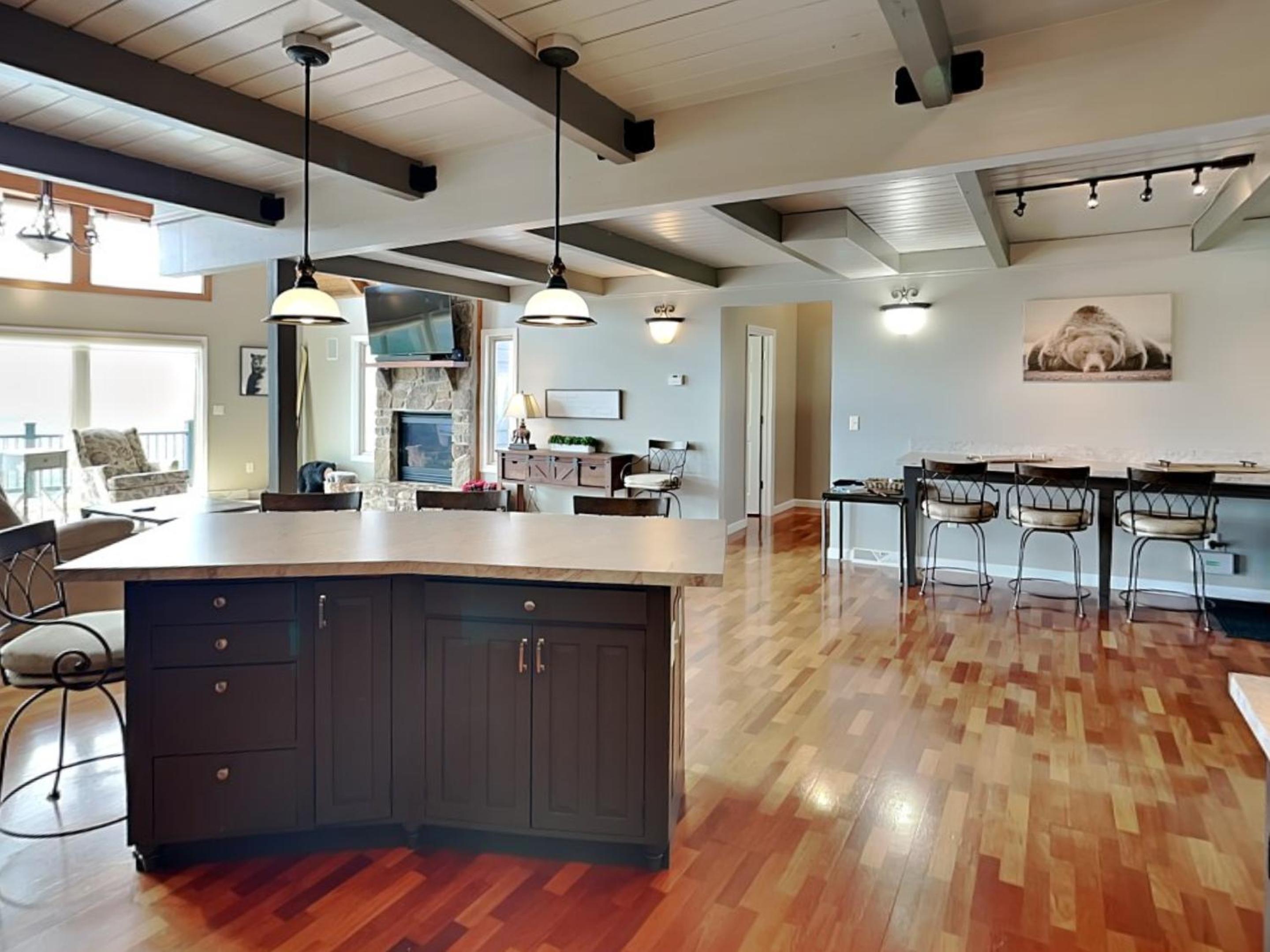 Five-Bedroom House photo 2